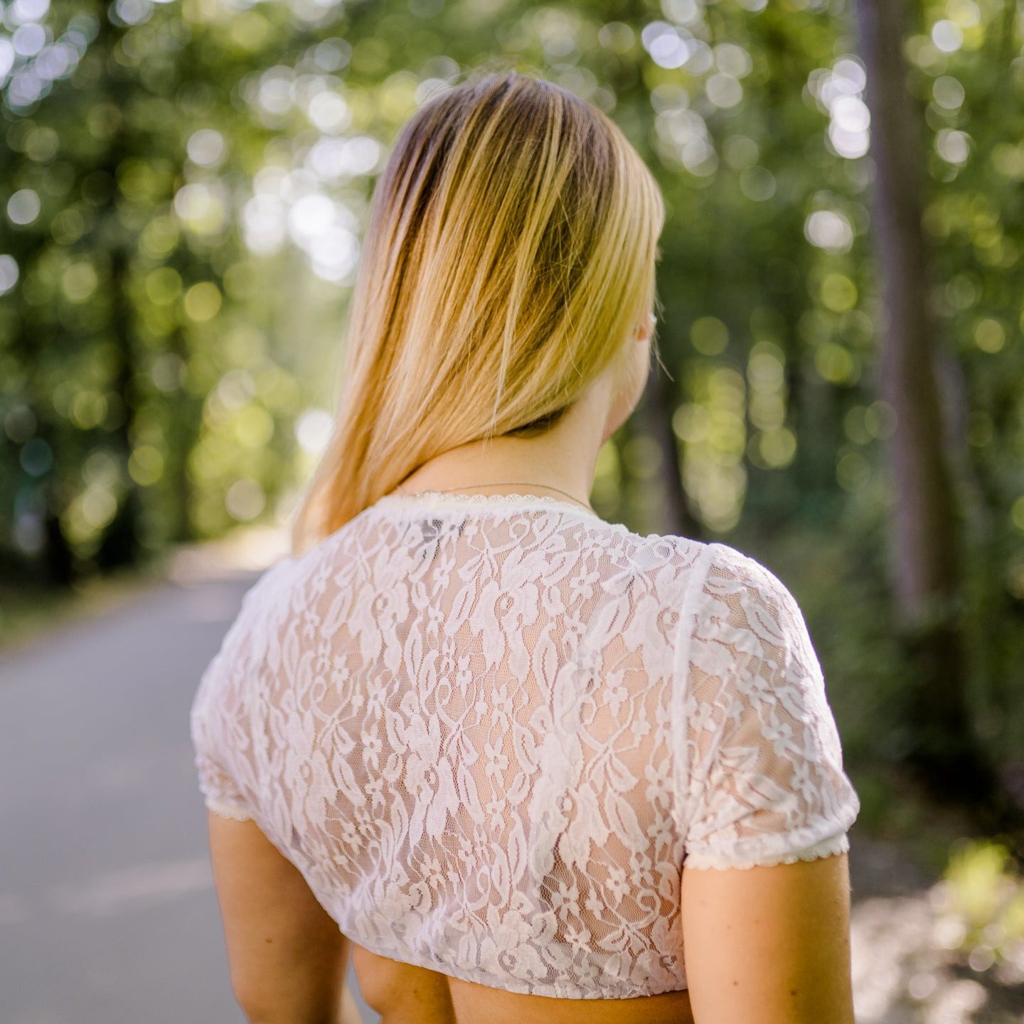 Ramona Lippert Dirndlbluse Eva Spitze Rundhals kurzarm Trachtenbluse günstig online kaufen