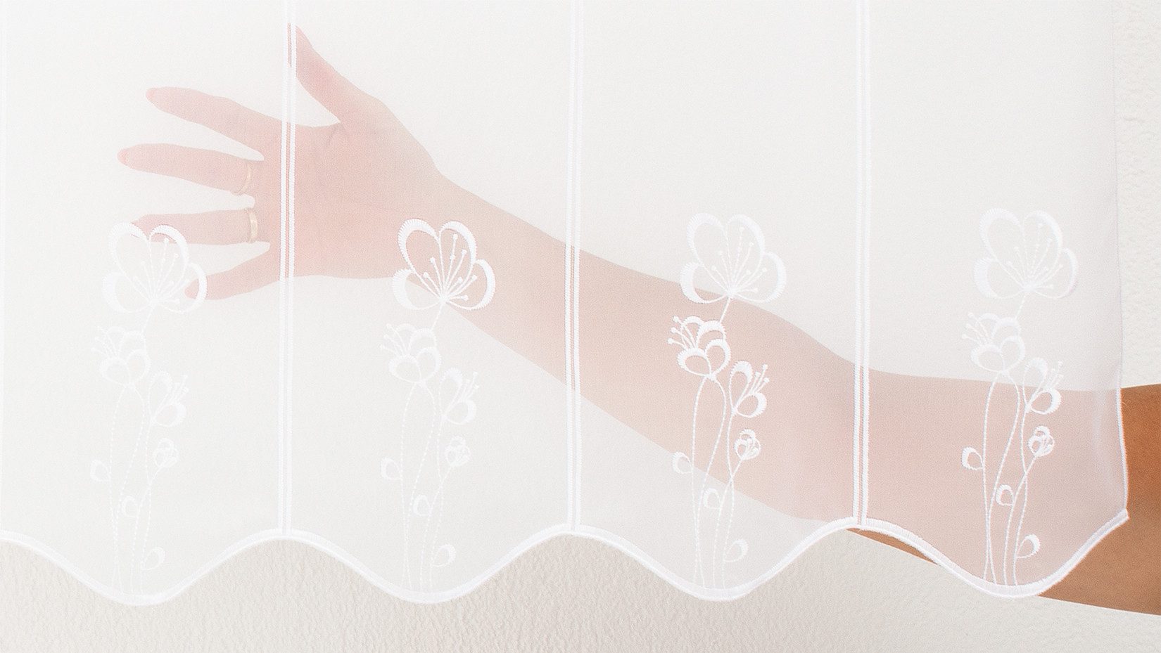 Gardinen Kranzusch Scheibengardine bestickt mit schlanken günstig online kaufen