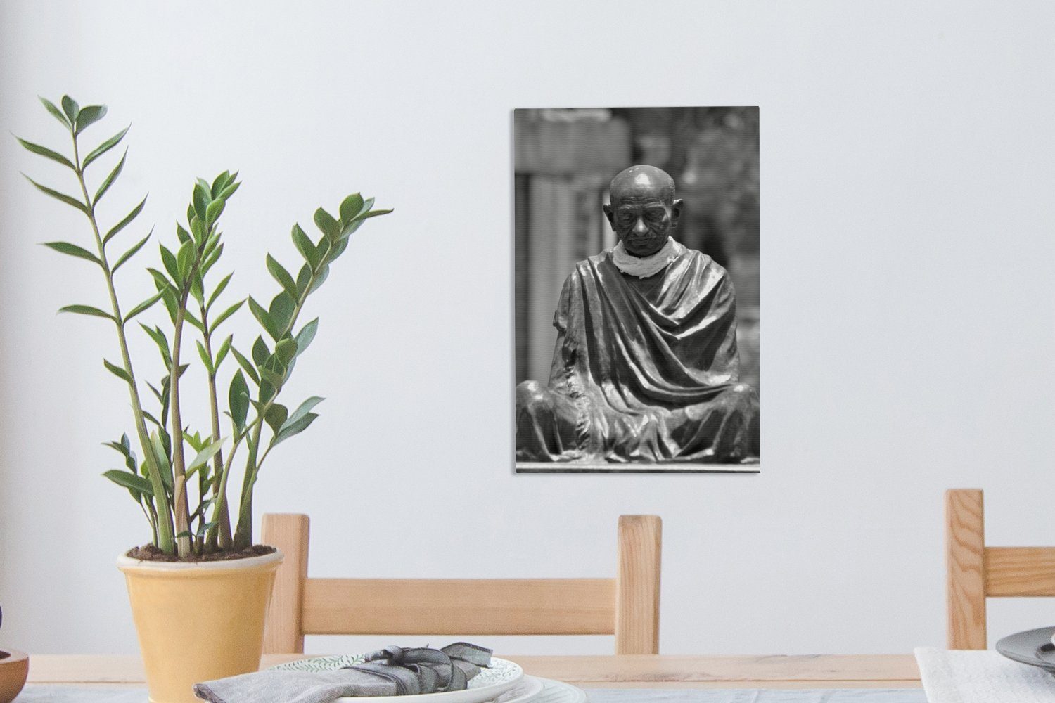 Gemälde, Leinwandbild Schwarz-Weiß-Foto von Leinwandbild (1 20x30 Zackenaufhänger, St), fertig bespannt der Statue cm OneMillionCanvasses® inkl. Ghandi, Ein