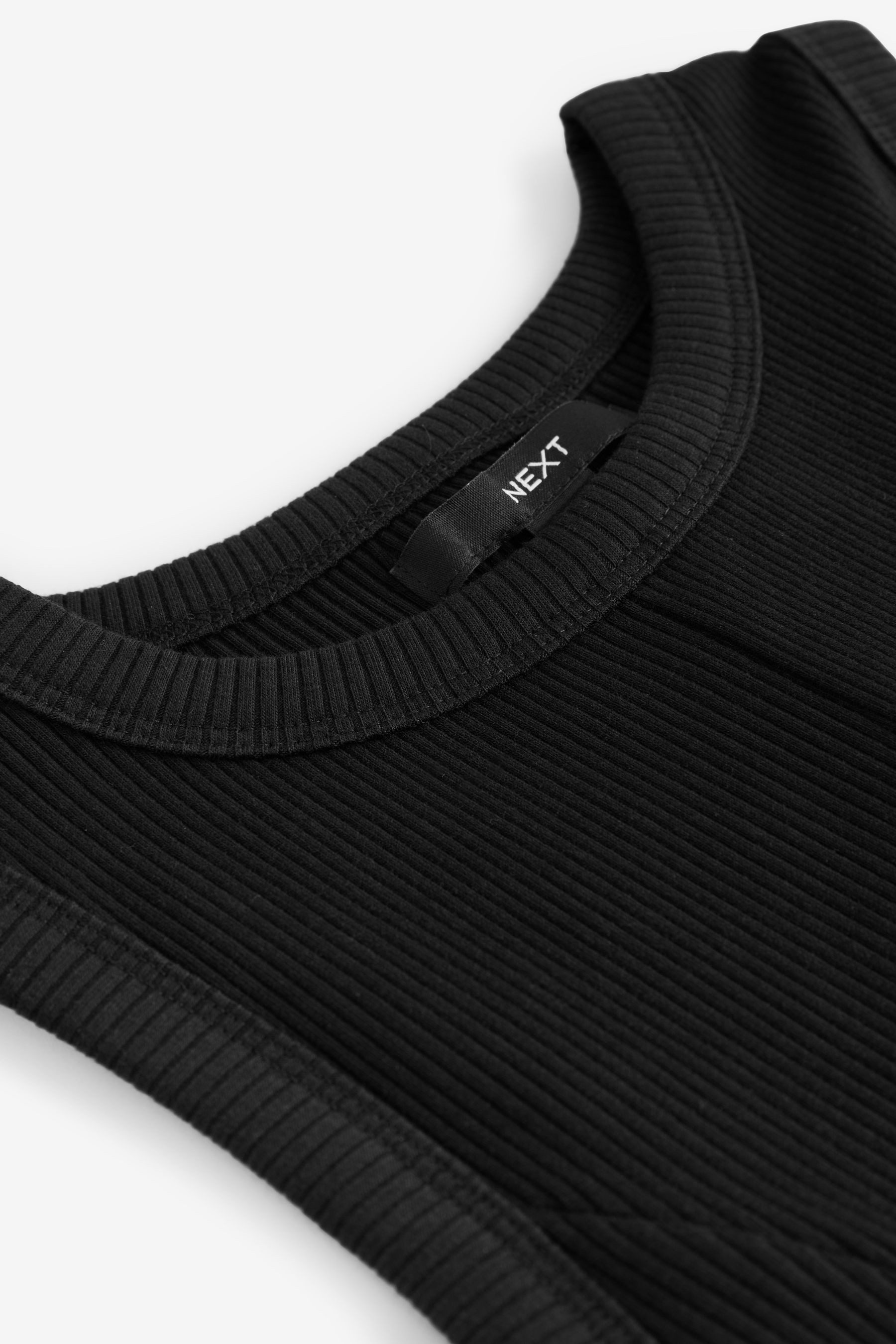 Next Midikleid Ärmelloses Midi-Rippenstrickkleid mit Racerback (1-tlg)