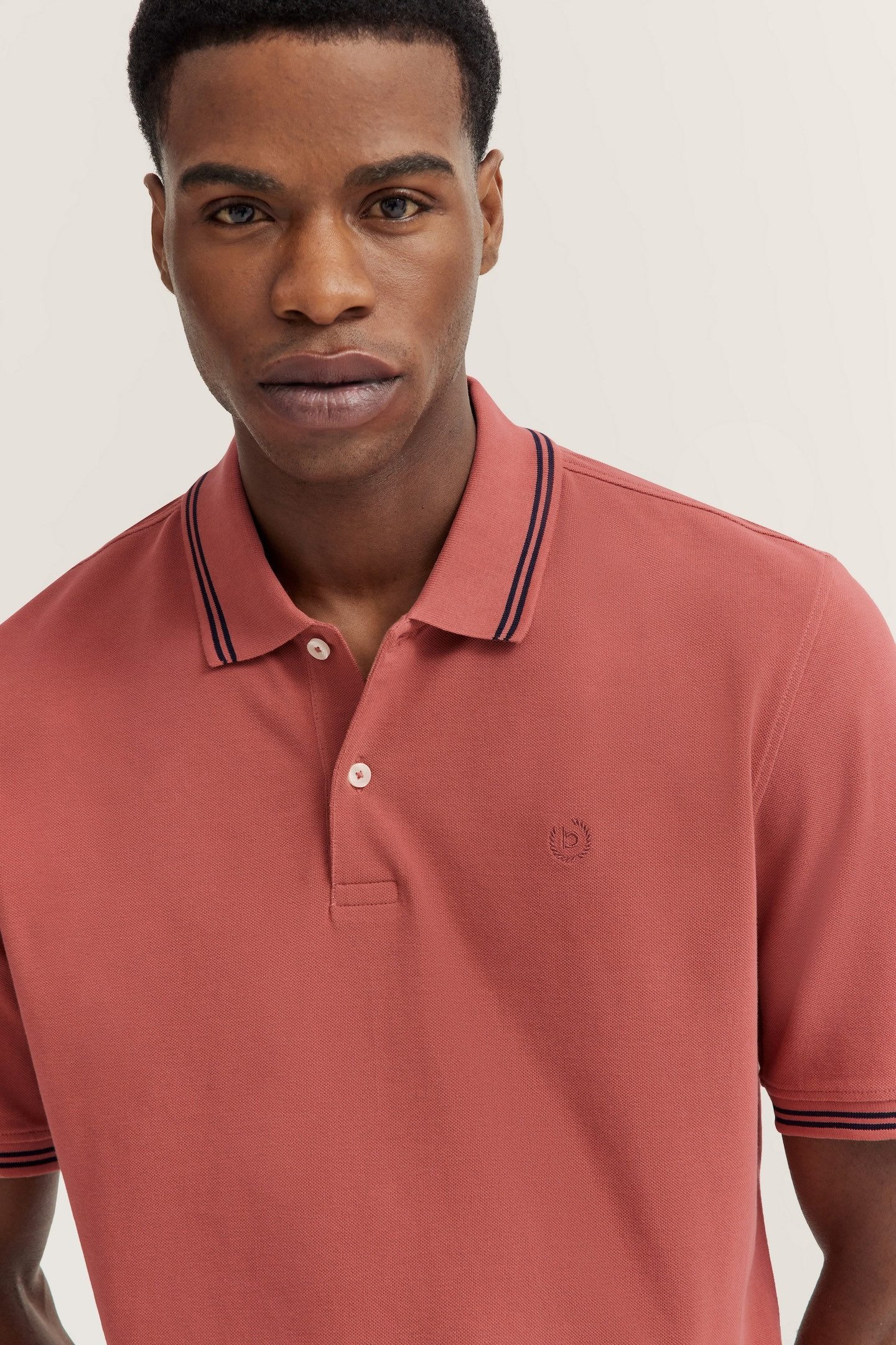 bugatti Poloshirt mit Kontraststreifen und Bruststickerei