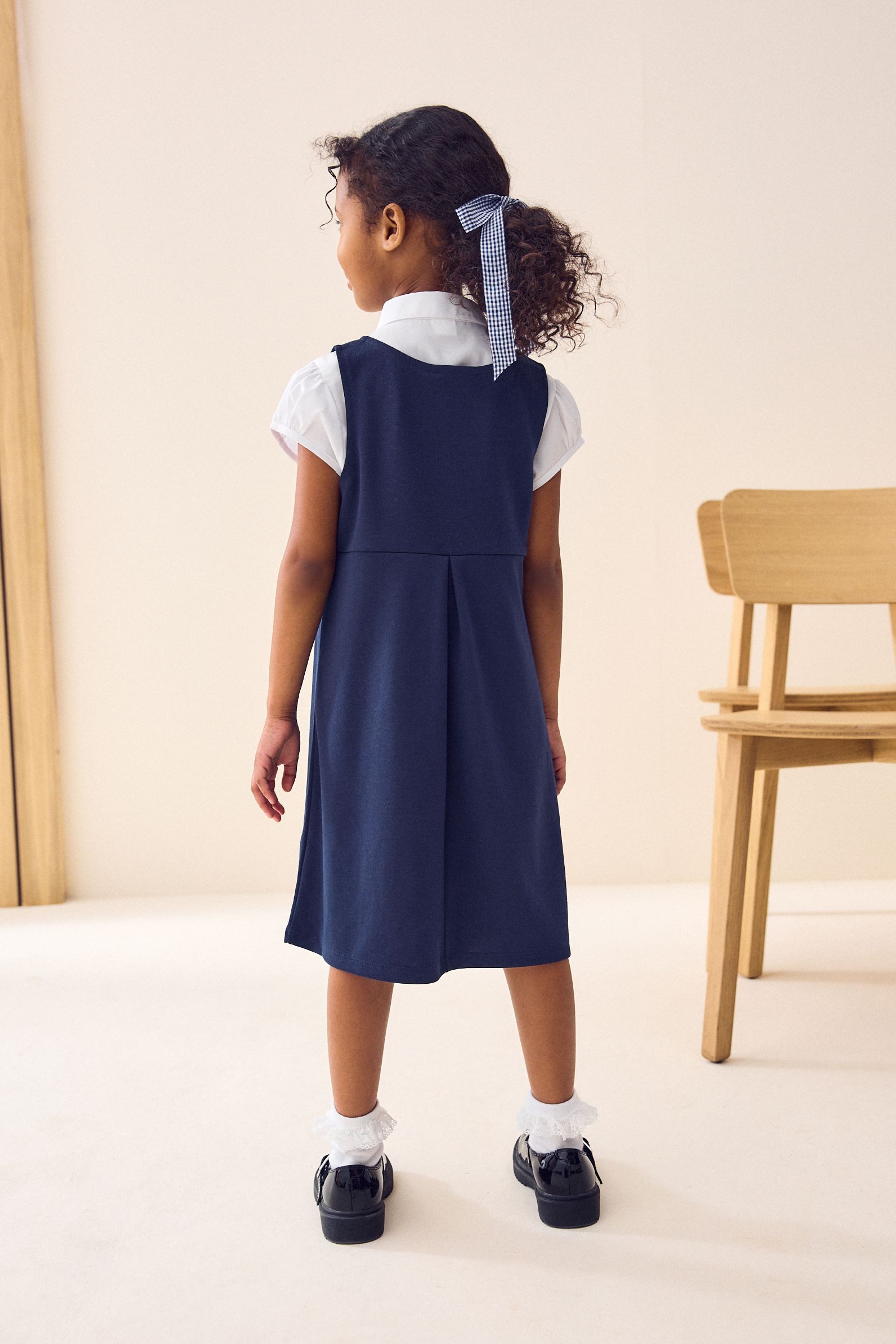 Next Latzkleid Schul-Latzkleid aus Jersey mit Zierschleife (1-tlg)