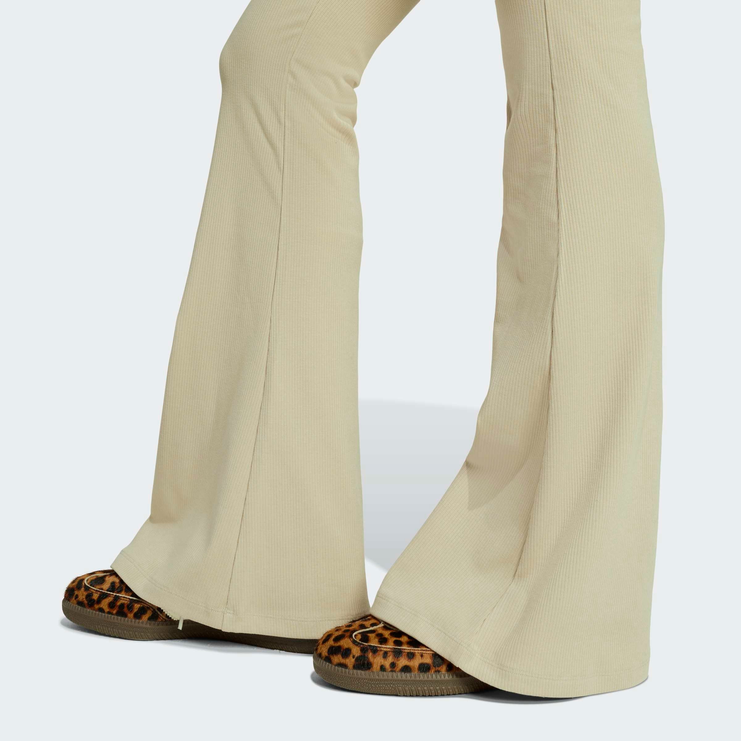 adidas Originals Leggings ESS FL LEGGINGS mit ausgestelltem Bein, in Ripp-Optik, eng anliegende Passform