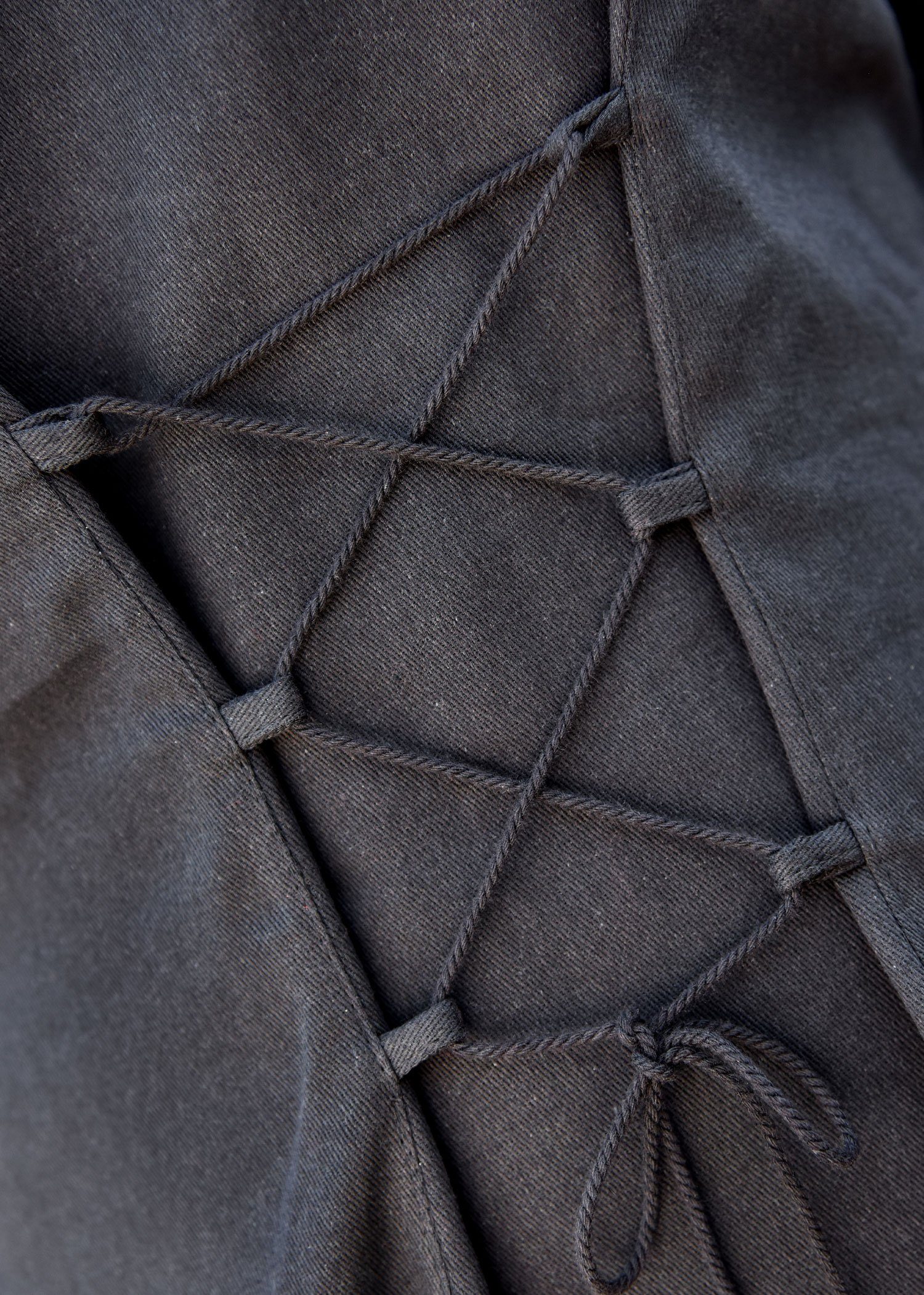 Battle Merchant Burgfräulein-Kostüm Mittelalterliches Kleid schwarz mit Samt-Details "Meira", Gr. XXL