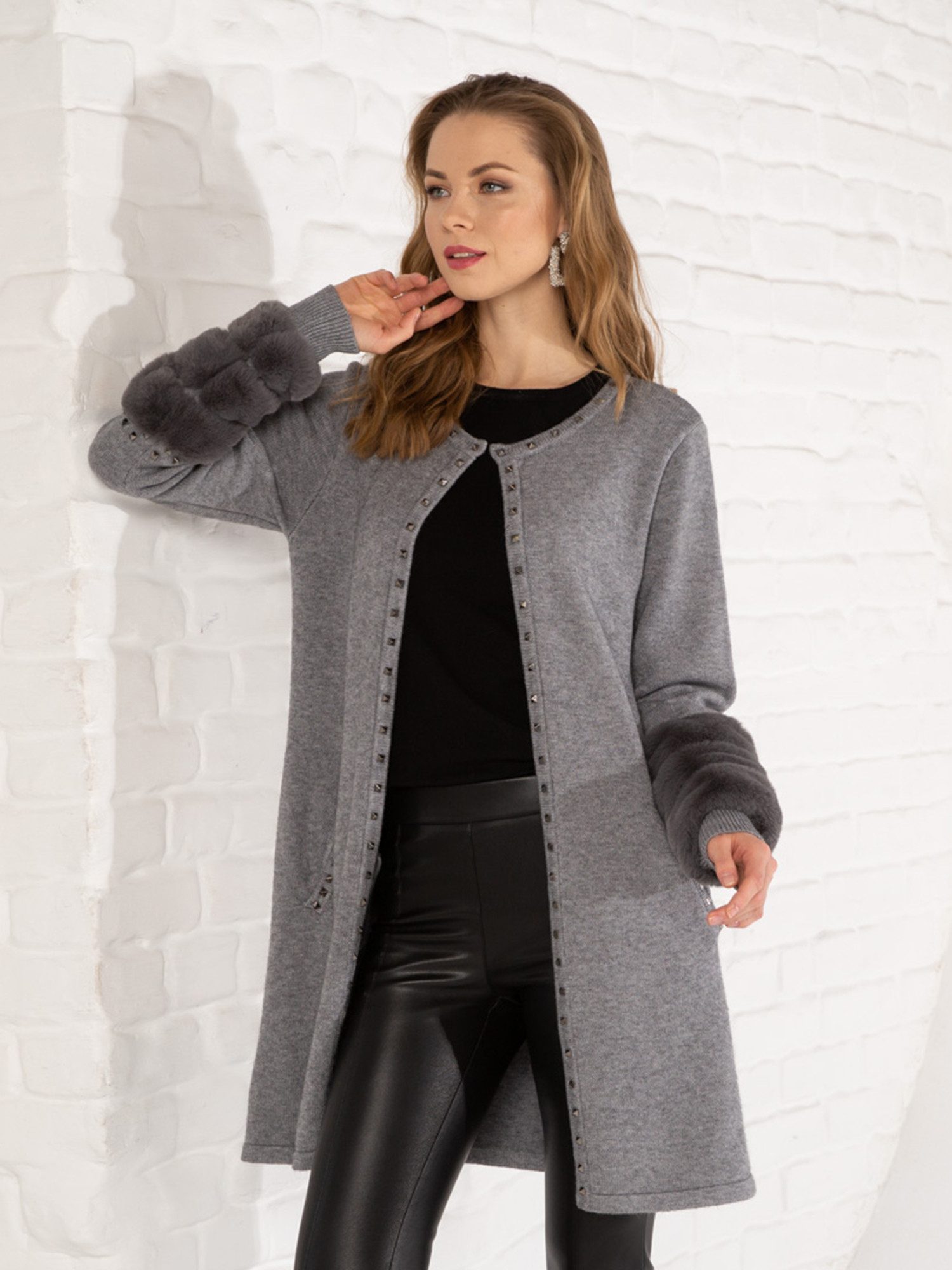 Longstrickjacke in grau mit Kunstfell und Nieten Details