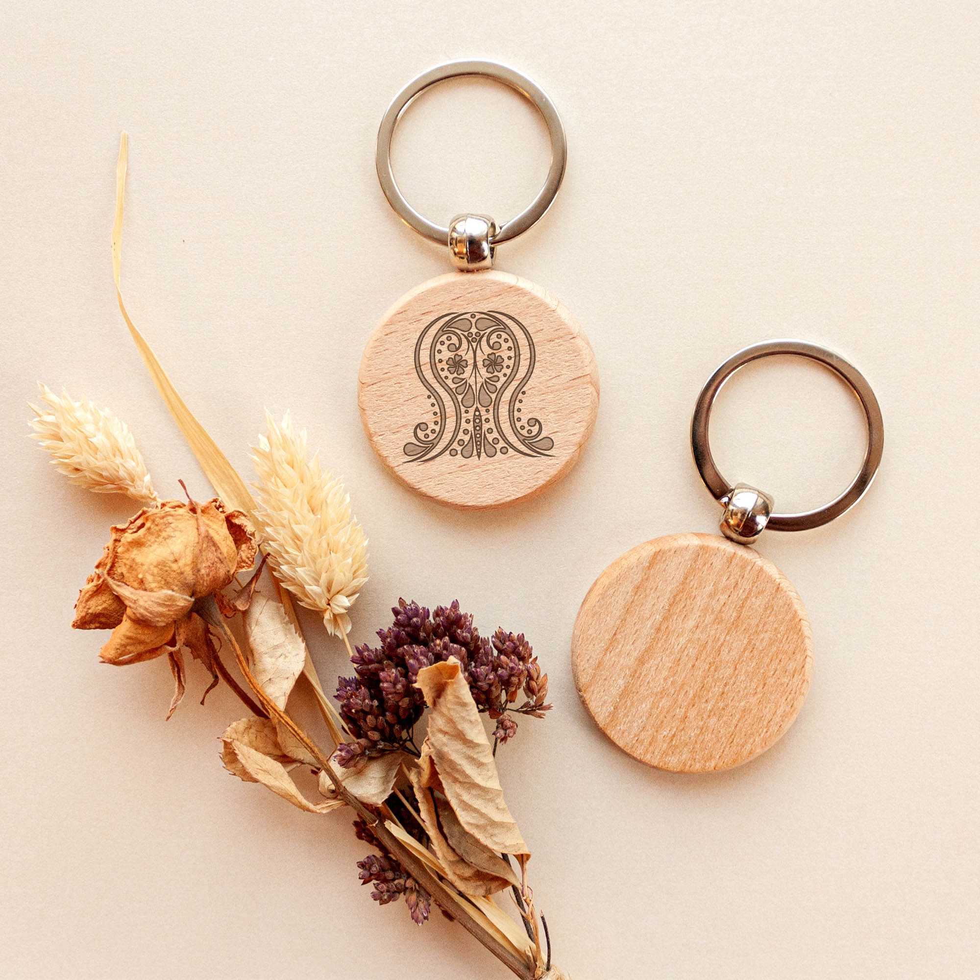 Schlüsselanhänger mit Gravur aus unbehandeltem Holz - Motiv "Ornament" mit Schlüsselring