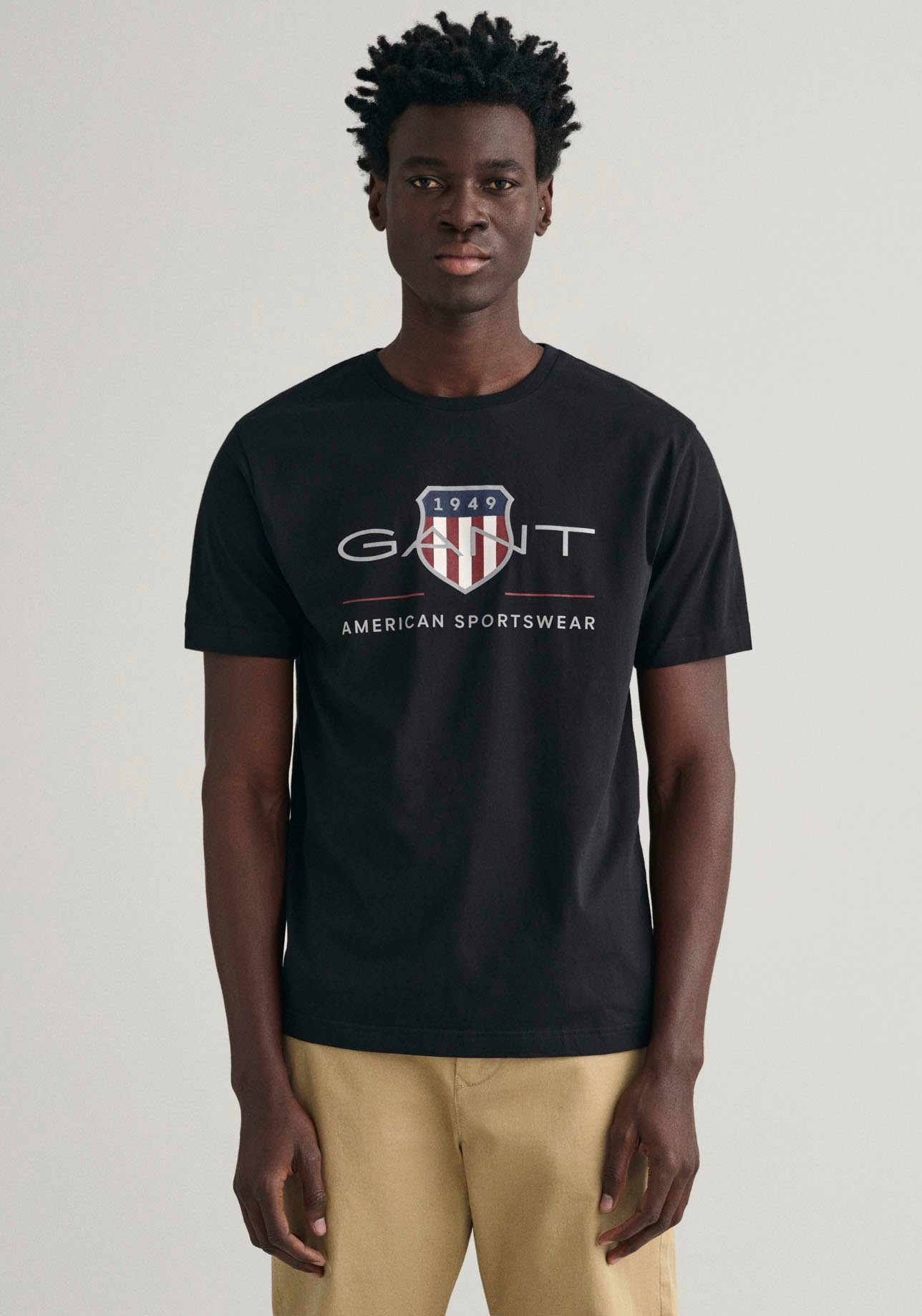 auf REG der mit Brust Logodruck T-Shirt Gant ARCHIVE BLACK SHIELD SS T-SHIRT