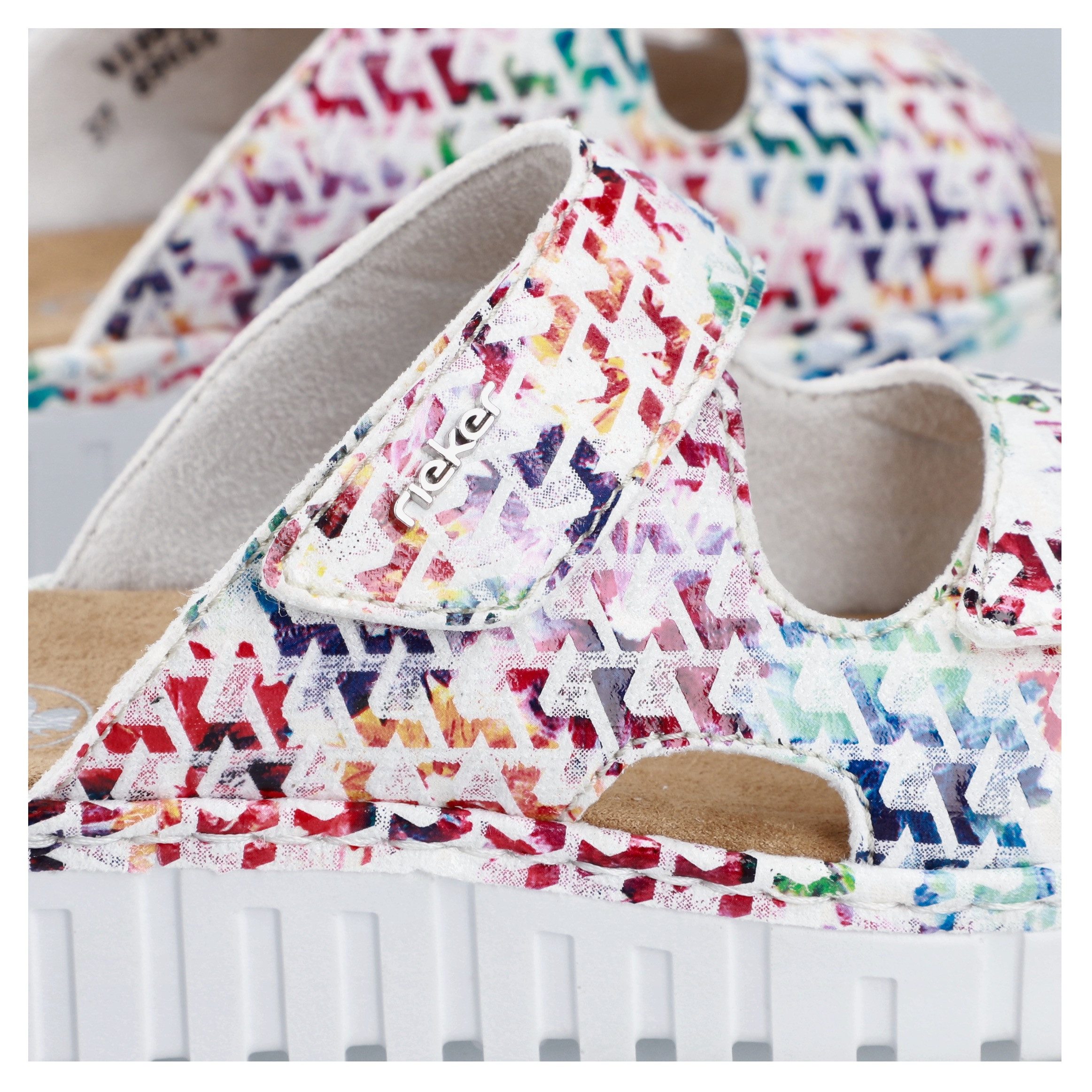 Rieker Pantolette Sommerschuh, Schlappen, Hausschuh mit modischer Plateausohle