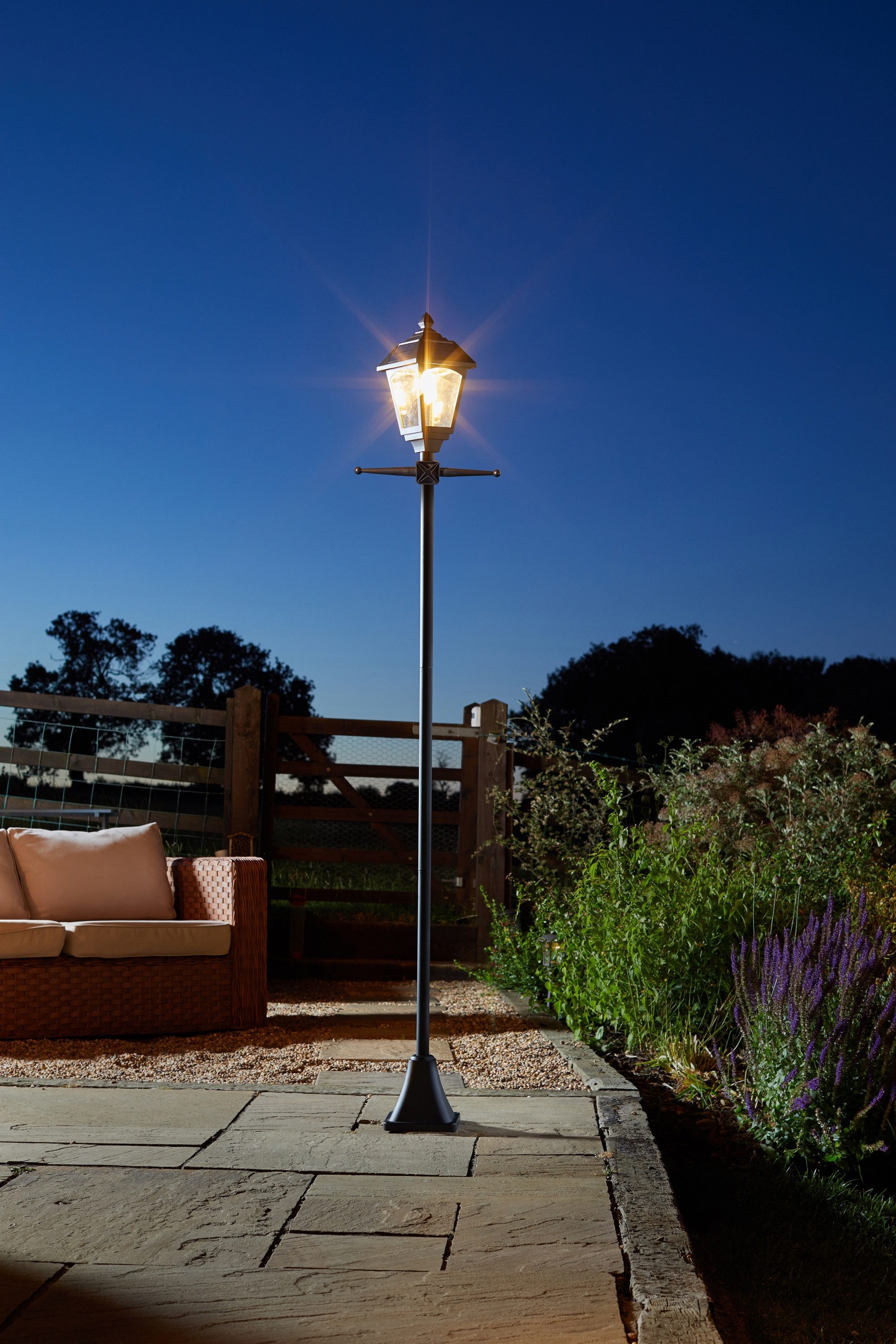 Smart Garden LED Solarleuchte Solar-Straßenlaterne Victoria 2,00 m (200 Lumen) extra hell, LED fest integriert, automatische Helligkeitsanpassung, energieeffizient, ohne Strom