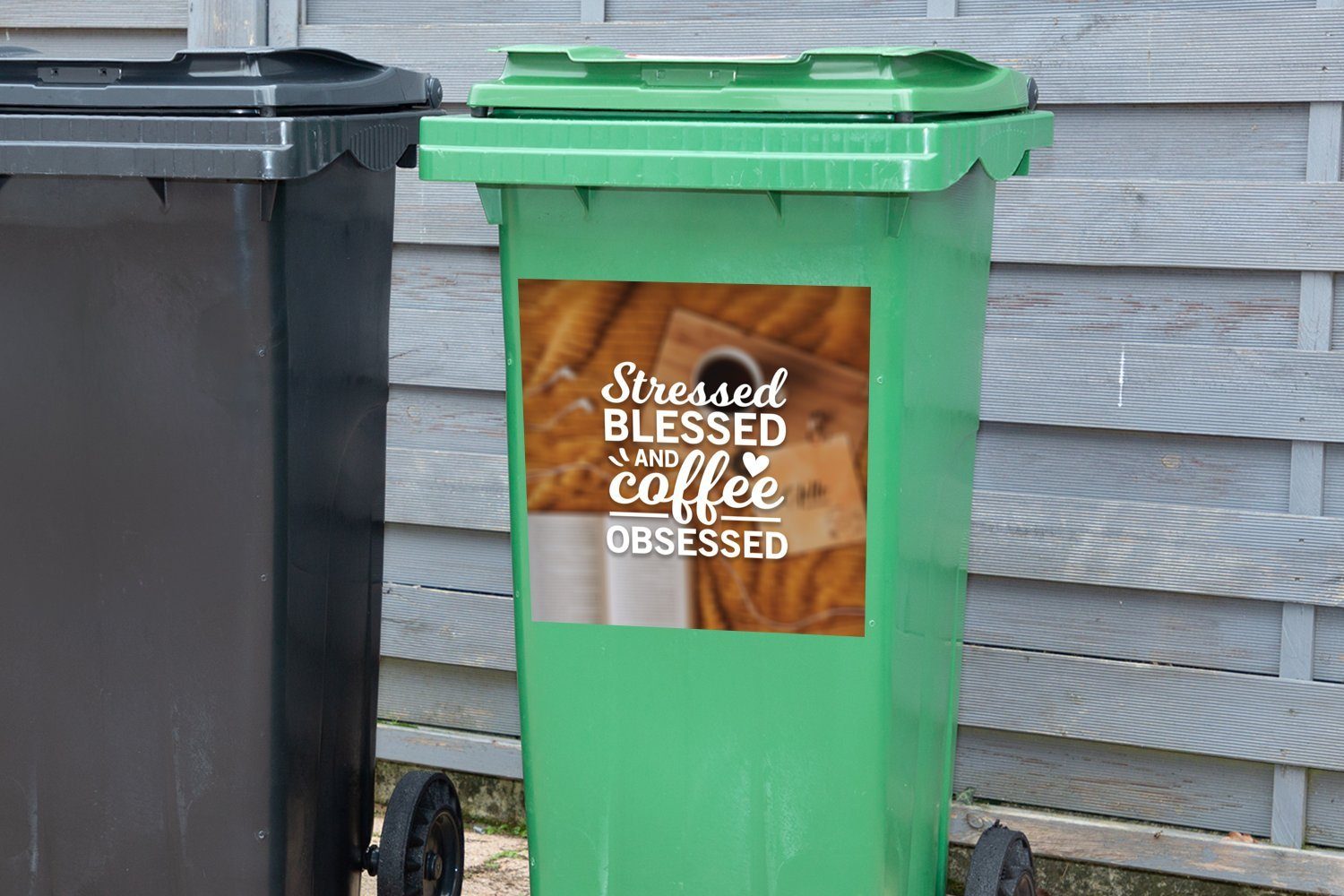 gesegnet MuchoWow - Mülltonne, (1 Sticker, Kaffee Gestresst, Kaffee Mülleimer-aufkleber, Zitate - Abfalbehälter Container, St), Wandsticker und
