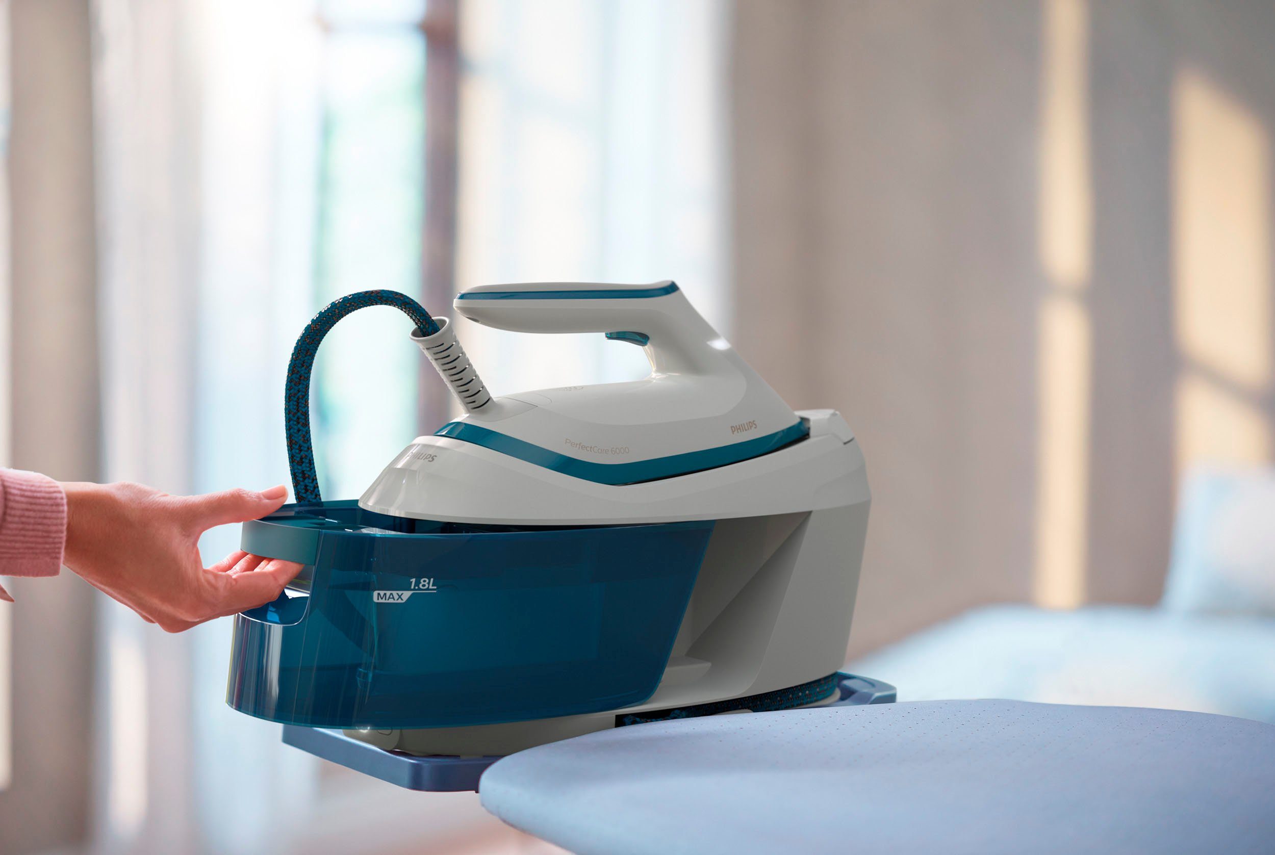 Philips Dampfbügelstation PerfectCare 6000 Series PSG6022/20, 1800 ml Wassertank, OptimalTEMP, 500 g Dampfstoß