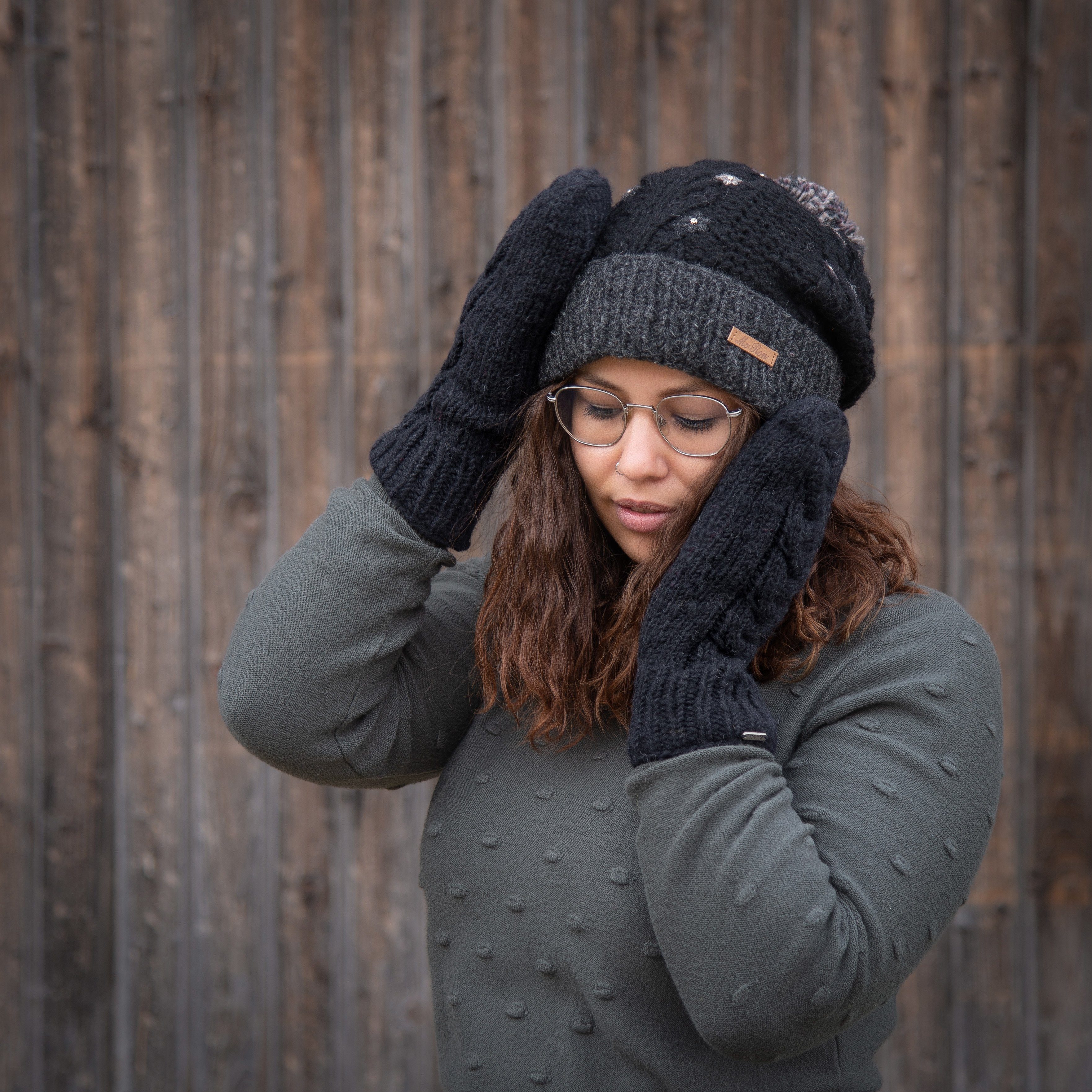 "Modell Fiorella" Umschlag Strickmütze mit Wollmütze mit Naturhellgrau McRon Bommel