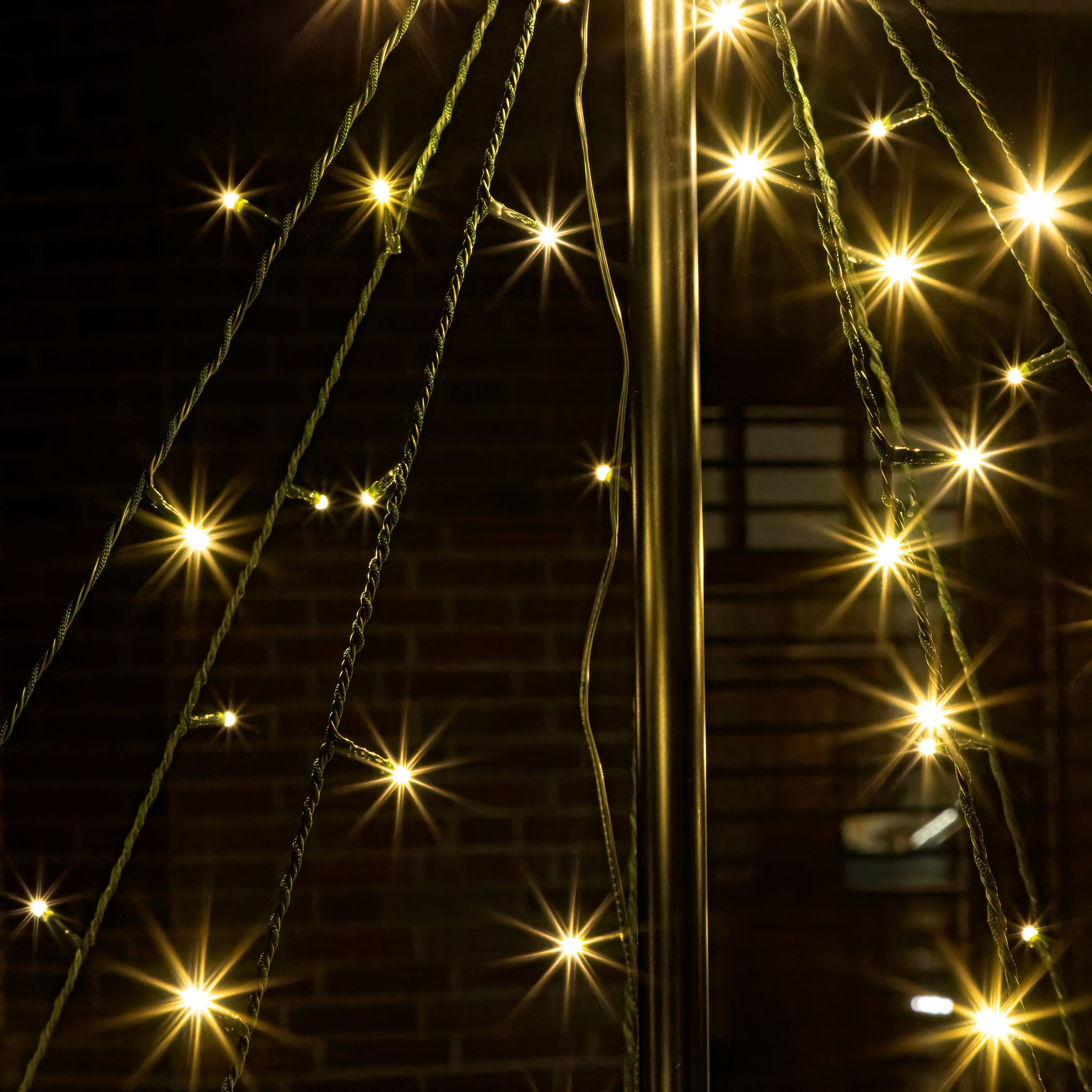 Spetebo Weihnachtspyramide LED Lichterpyramide mit Timer - 200 LED / 150 cm, Dekorativer Metall Weihnachtsbaum 150 cm