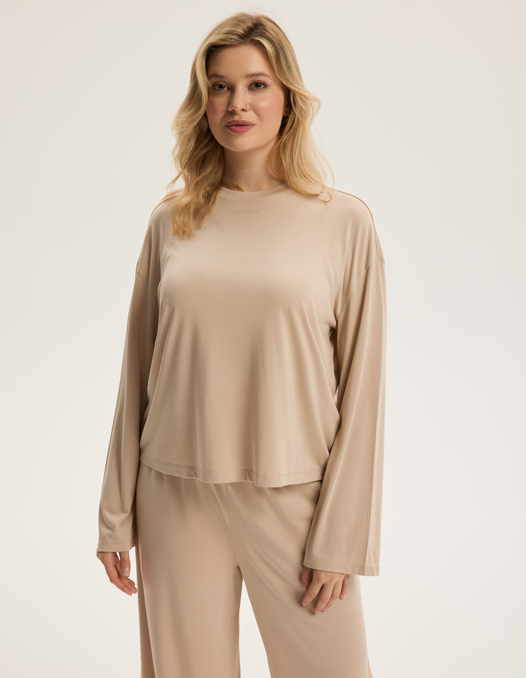 ESOTIQ Blusenshirt Boxy-Langarmshirt aus Modal mit 3D-Logo. Ruth 2
