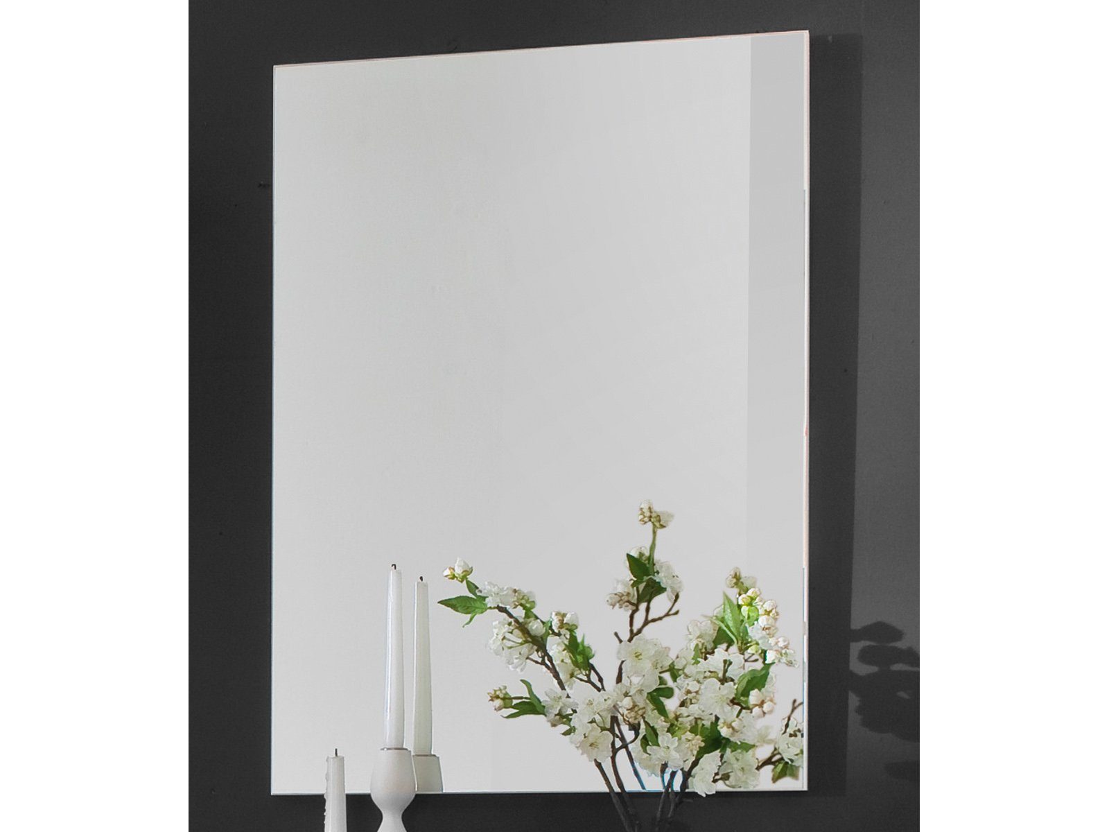 möbelando Wandspiegel Clayborn, Moderner Spiegel, Trägerplatte aus Spanplatte, aufrecht oder quer montierbar. Breite 58 cm, Höhe 74 cm, Tiefe 2 cm