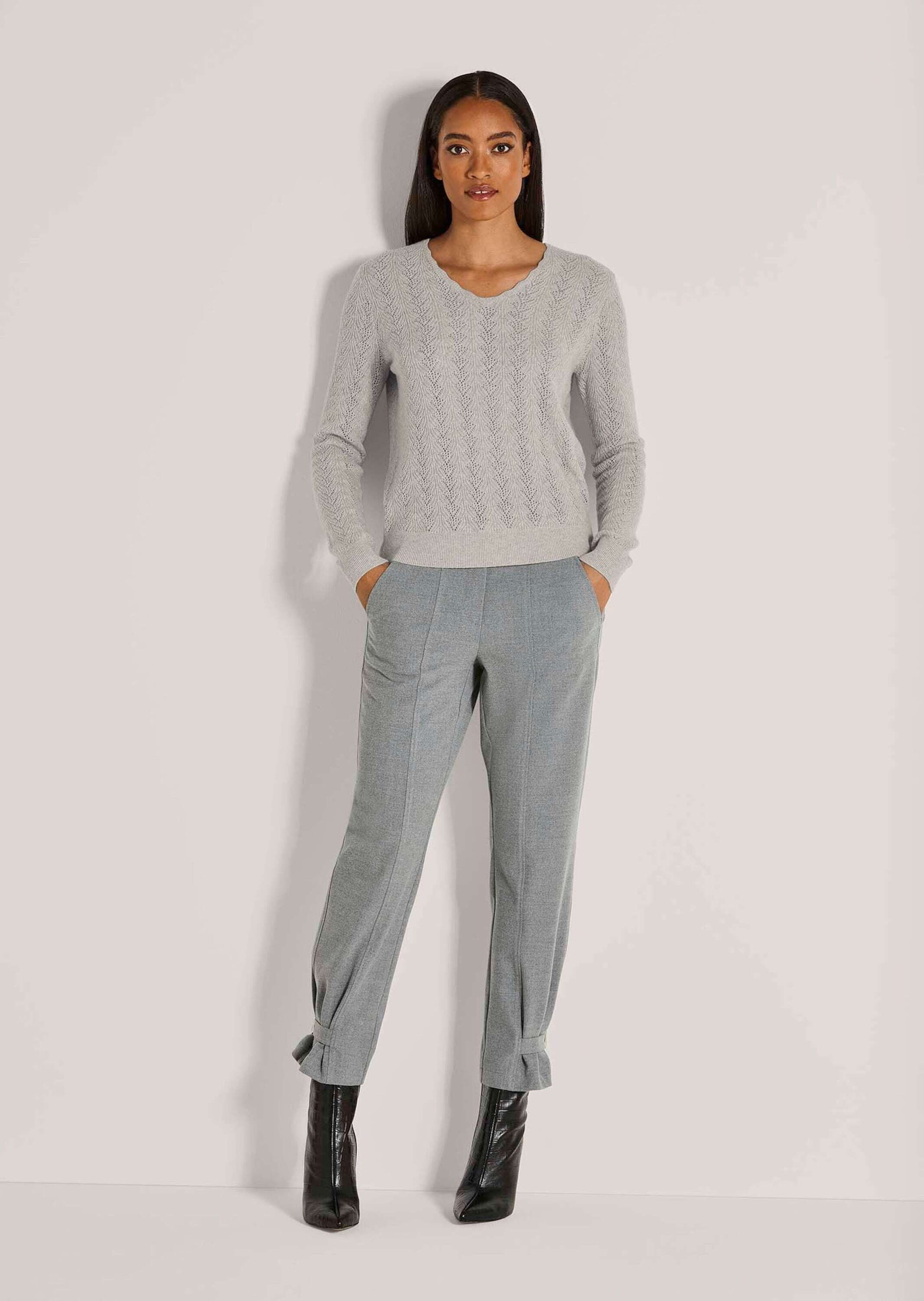 MADELEINE Strickpullover Luxuriöser Strickpullover mit Ajour-Muster Leichter Herbstpullover mit V-Ausschnitt und langen Ärmeln