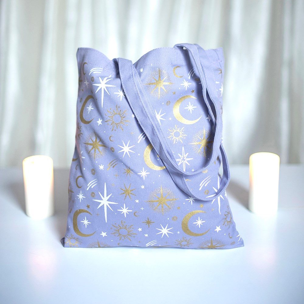 Something Different Schultertasche Pastel Skies Pastell Stofftasche in violett – Lavendel Mond & Sterne, leichte Canvas Stofftasche mit himmlischem Lavendel-Print