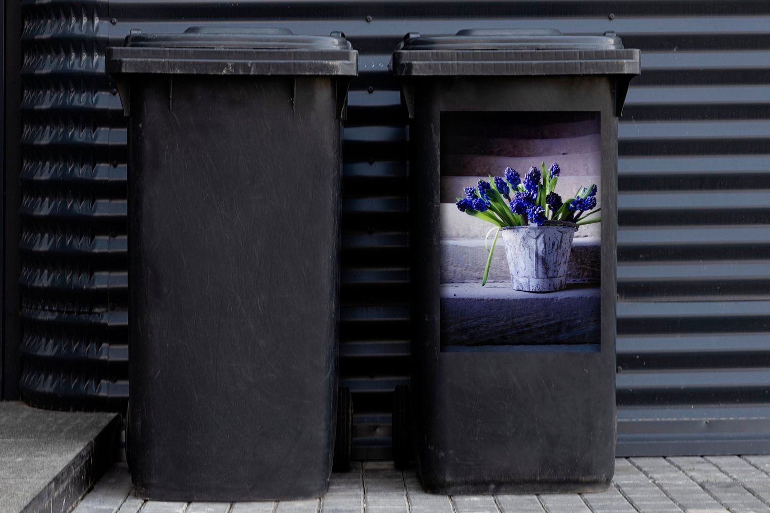 MuchoWow Wandsticker Ein großer Behälter mit Abfalbehälter Container, Mülltonne, Mülleimer-aufkleber, Traubenhyazinthen St), (1 violetten Sticker