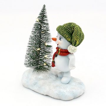 Dekohelden24 Dekofigur Schneekind - Schneemann mit Mütze und Schal in grün und rot, mit beleuchteten LED Weihnachtsbaum, L/B/H 12 x 7,5 x 14 cm.