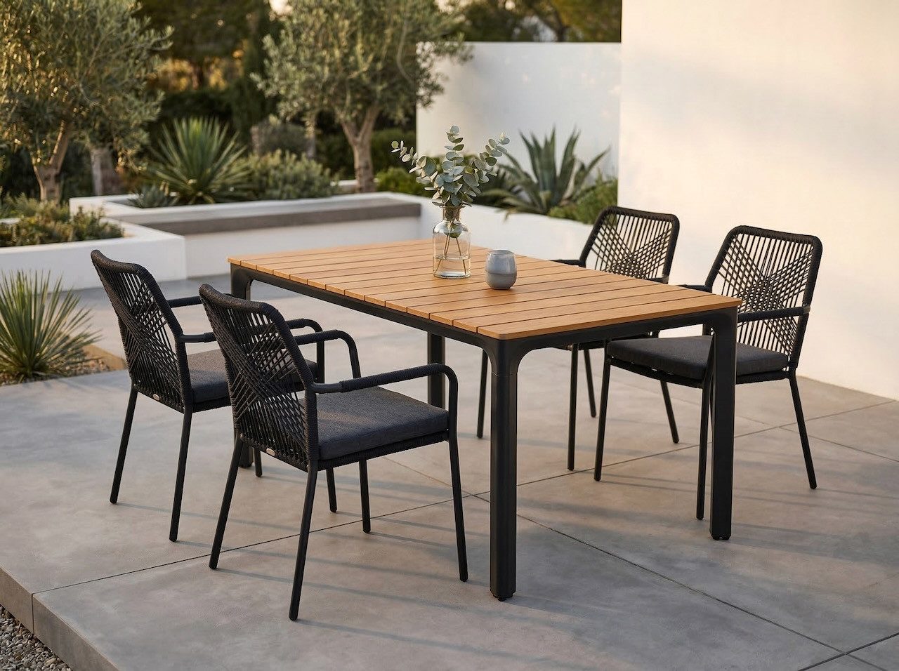 Lesli Living Garten-Essgruppe "Arrezo Eckig" + 4 Geflecht-Stühle, Polywood Teakholzlook, Aluminium, Sitzkissen, Geflochten, Skandi - Boho Stühle, Gartenmöbel-Set, Rope