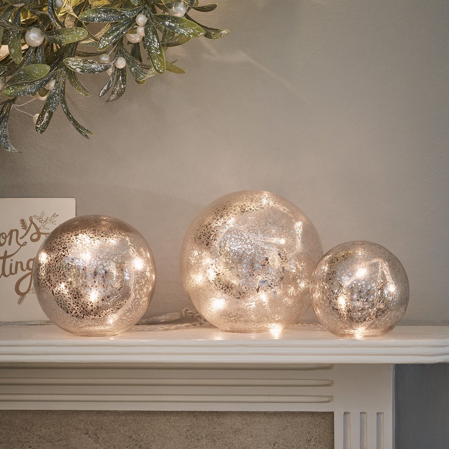 Lights4fun LED-Dekofigur 3er Set LED Glaskugeln antiksilber Batteriebetrieb