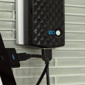 iGo PowerBank 1700mAh + USB Ladegerät 2,1A Smartphone-Ladegerät (Stecker-Netzteil + Notfall-Akku für Handy Tablet Smartphone etc)