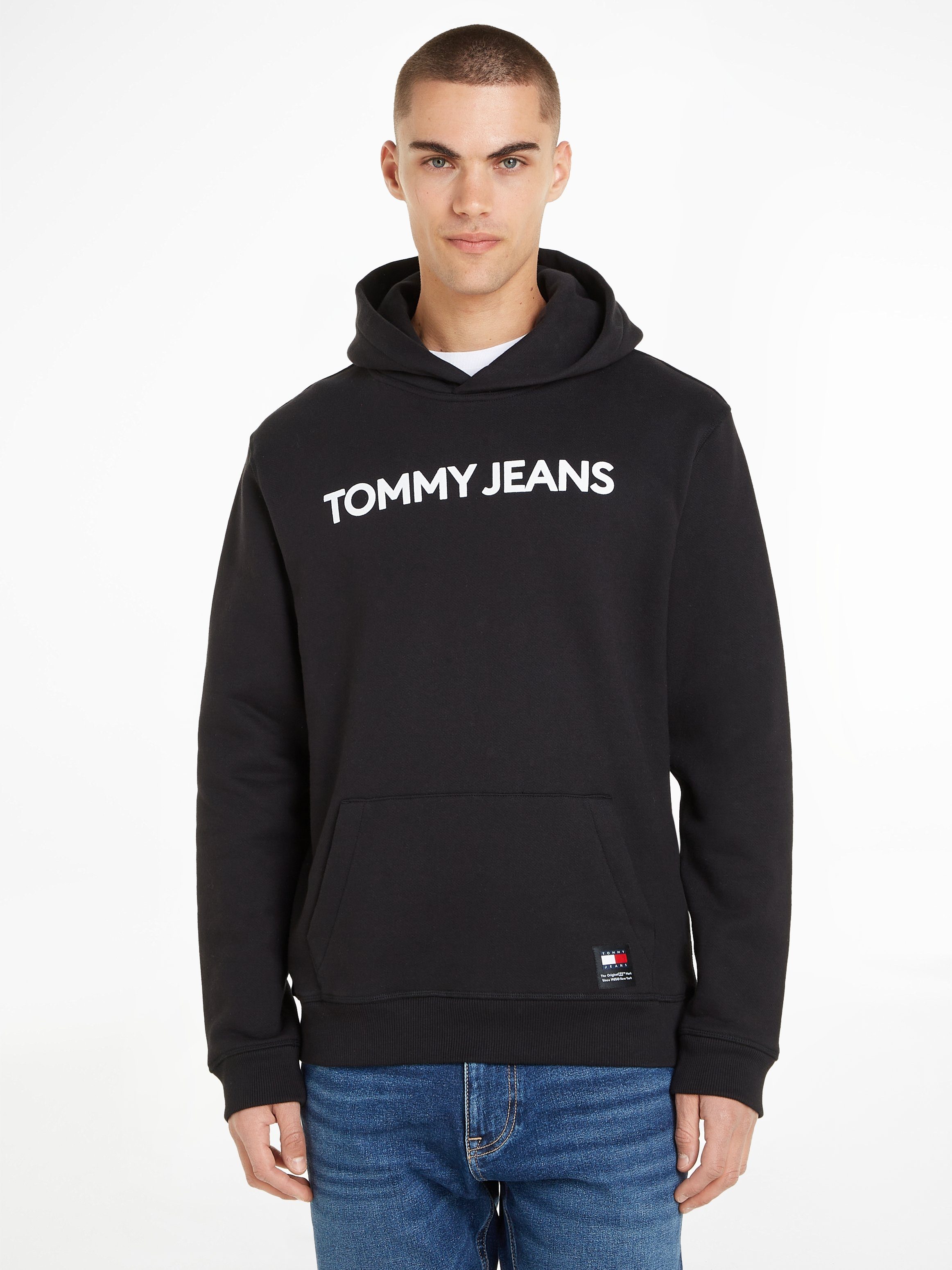 REG BOLD HOODIE Tommy auf CLASSICS Logodruck Kapuzensweatshirt TJM Brust EXT der mit Black Jeans