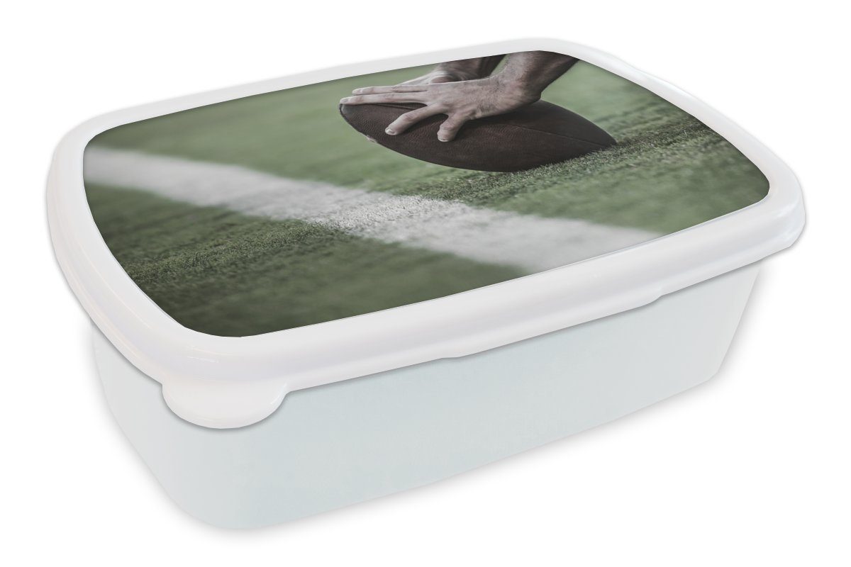 MuchoWow Lunchbox Hände auf einem American Football, Kunststoff, (2-tlg), Brotbox für Kinder und Erwachsene, Brotdose, für Jungs und Mädchen weiß