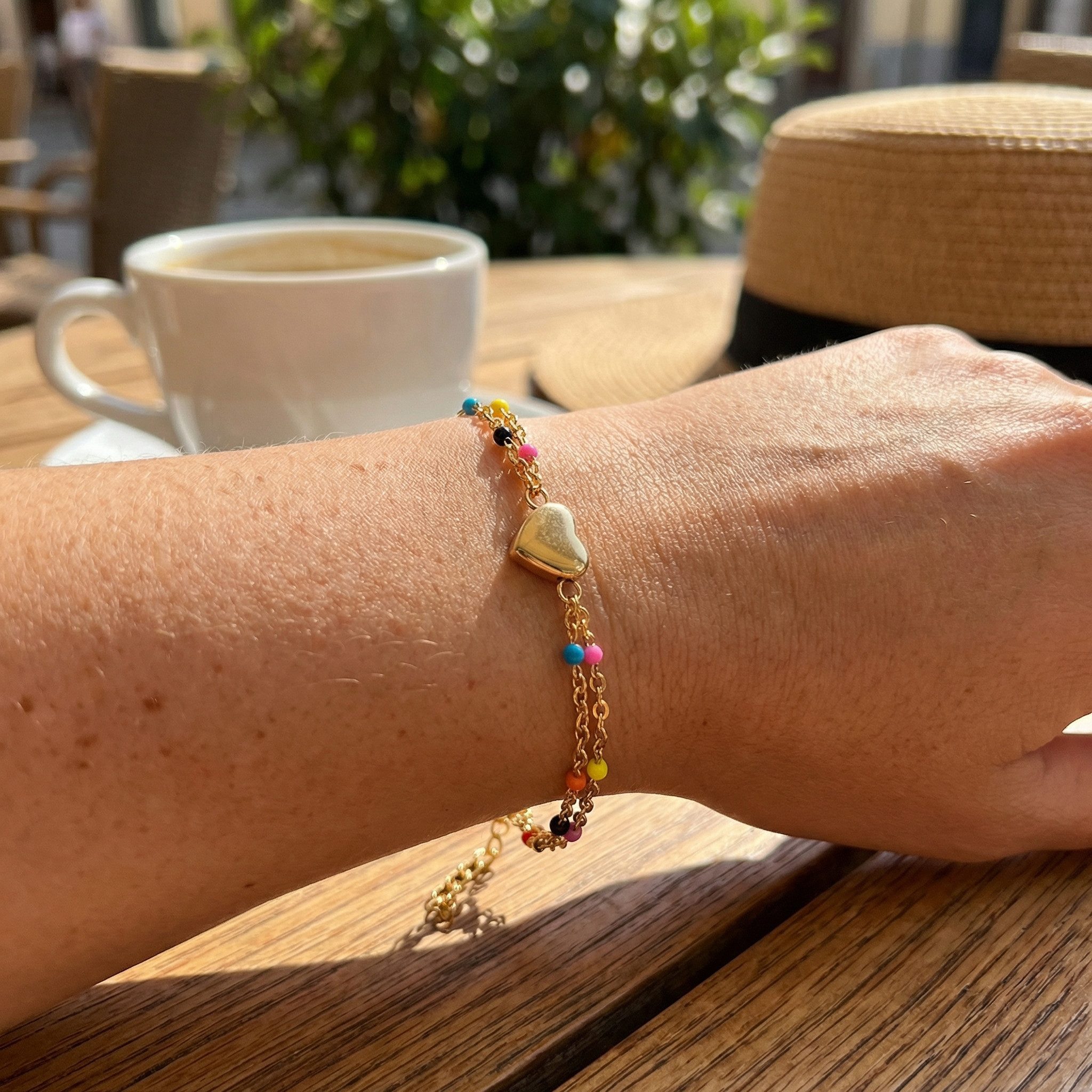 The Beauty House Armband Armband mit bunten Perlen & Herz Anhänger, – Trendiger Damen Schmuck in Goldoptik
