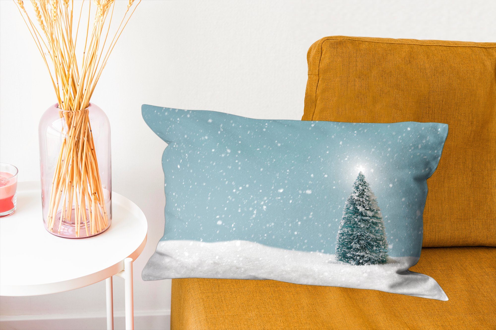 Wohzimmer Zierkissen, Dekoration, blauen, mit Dekokissen und MuchoWow Ein Landschaft verschneiten Schlafzimmer einer Weihnachtsbaum in einem Füllung, Dekokissen