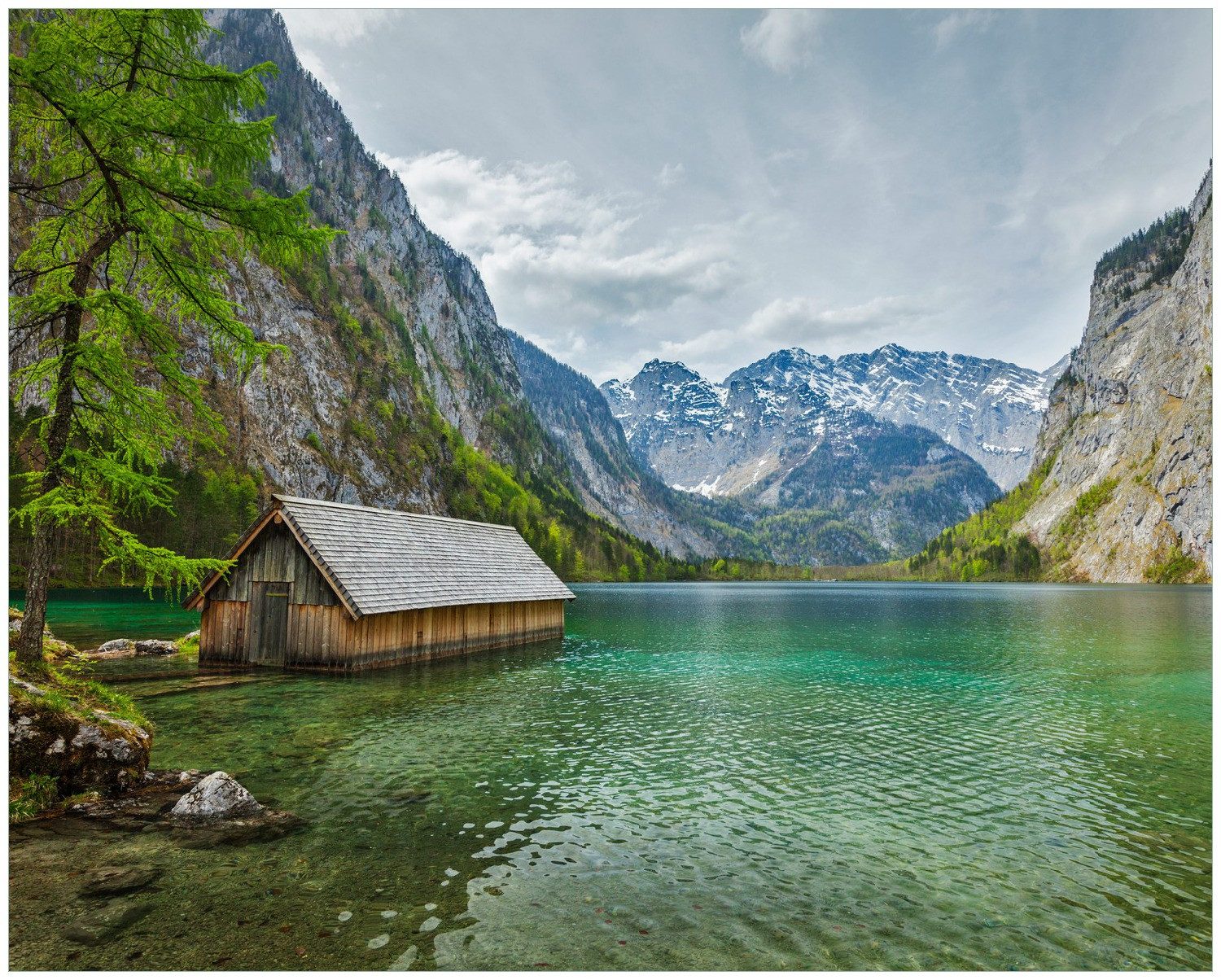 Wallario Poster, Berghütte an See, in verschiedenen Ausführungen