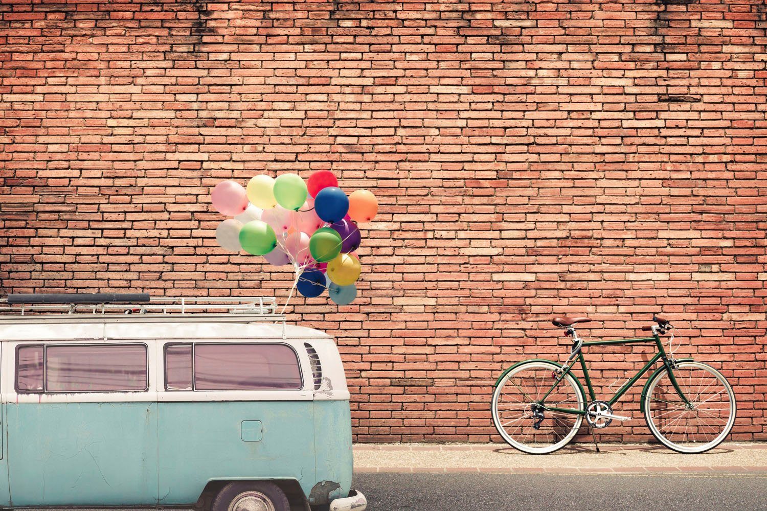 queence Acrylglasbild Hauswand, Auto, Kunst, Luftballon, Fine Art-Print in Galeriequalität