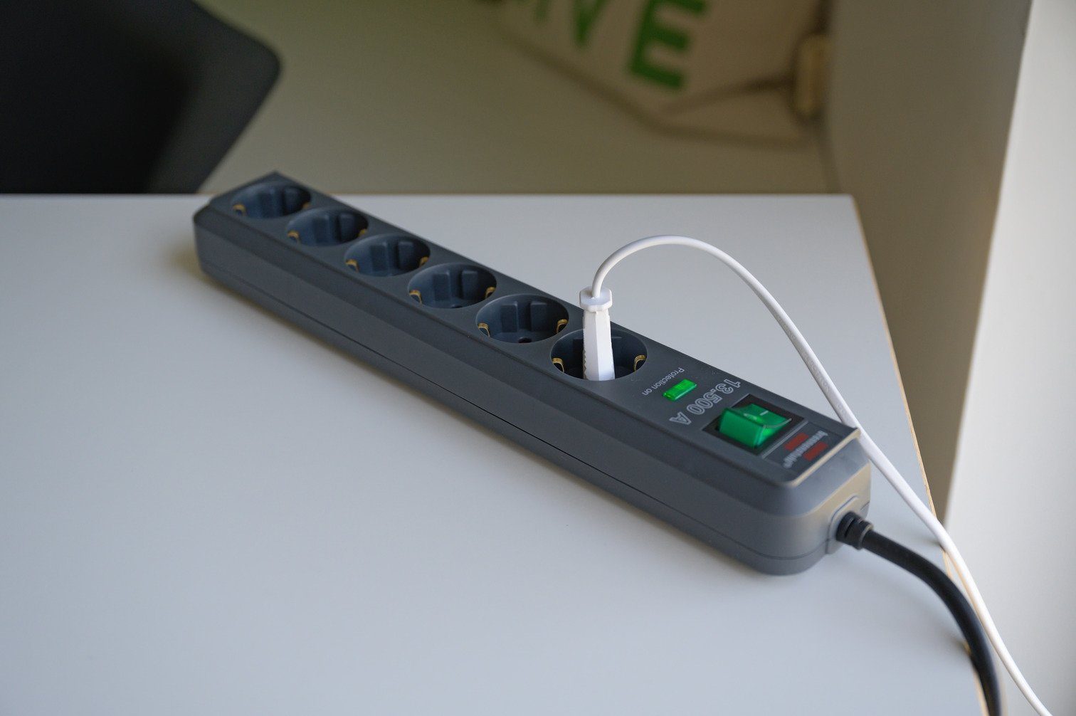 Brennenstuhl Eco-Line Steckdosenleiste 6-fach (Kabellänge 1,5 m), Überspannungsschutz 13.500 A, erhöhter Berührungsschutz und Schalter