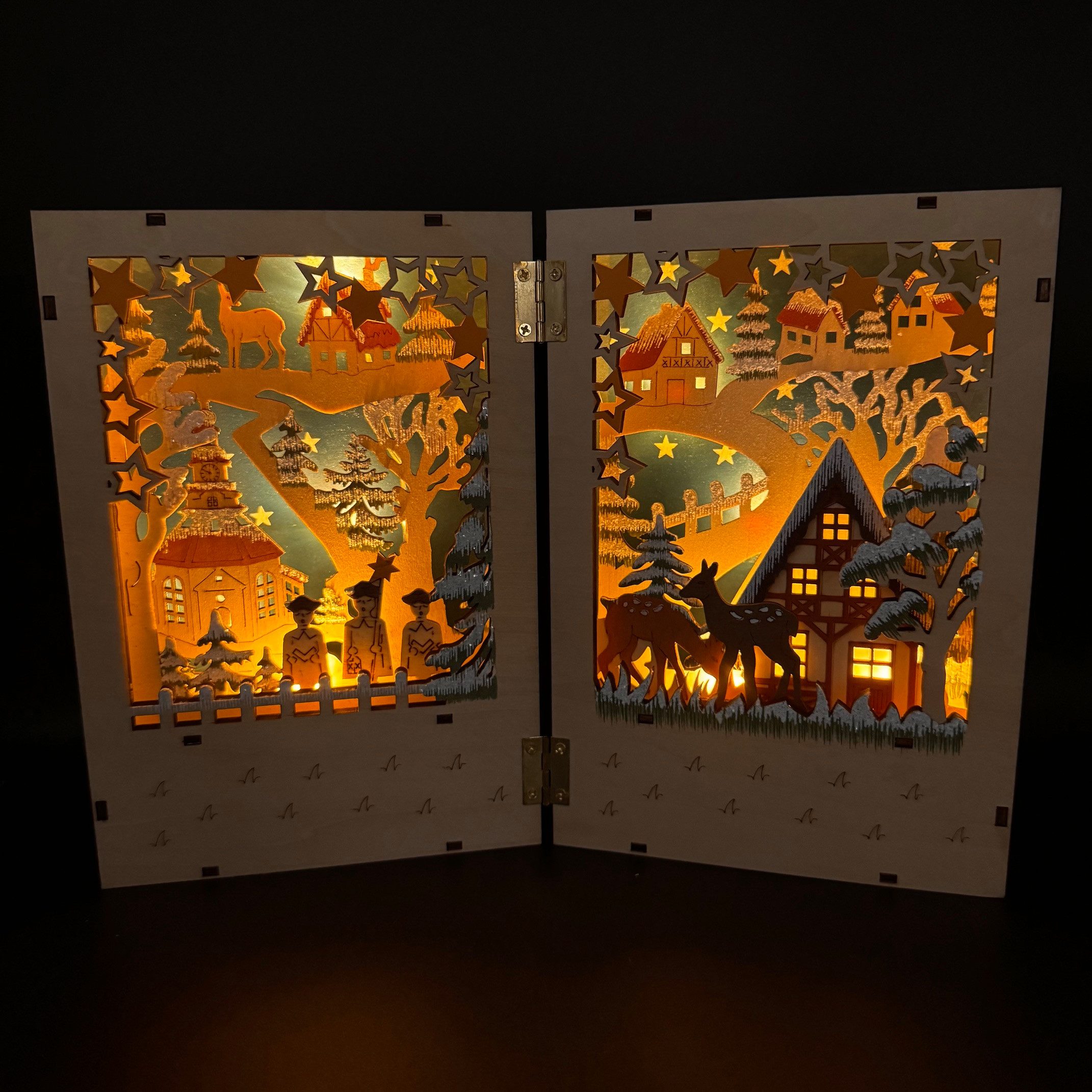 Online-Fuchs Weihnachtsdorf in einem Buch aus Holz mit LEDs beleuchtet und Timer - Weihnachtsdeko, inklusive praktischer 6-Stunden Timerfunktion