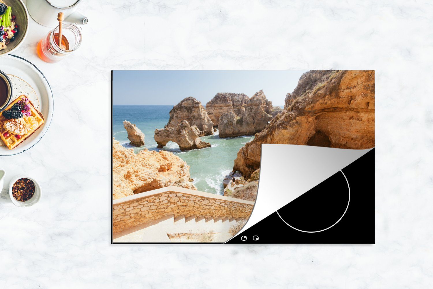 Nähe Schutz am Meer Herdblende-/Abdeckplatte (1 der der tlg), 81x52 küche, cm, Klippen Vinyl, in Felsige die MuchoWow Algarve, für Induktionskochfeld Ceranfeldabdeckung