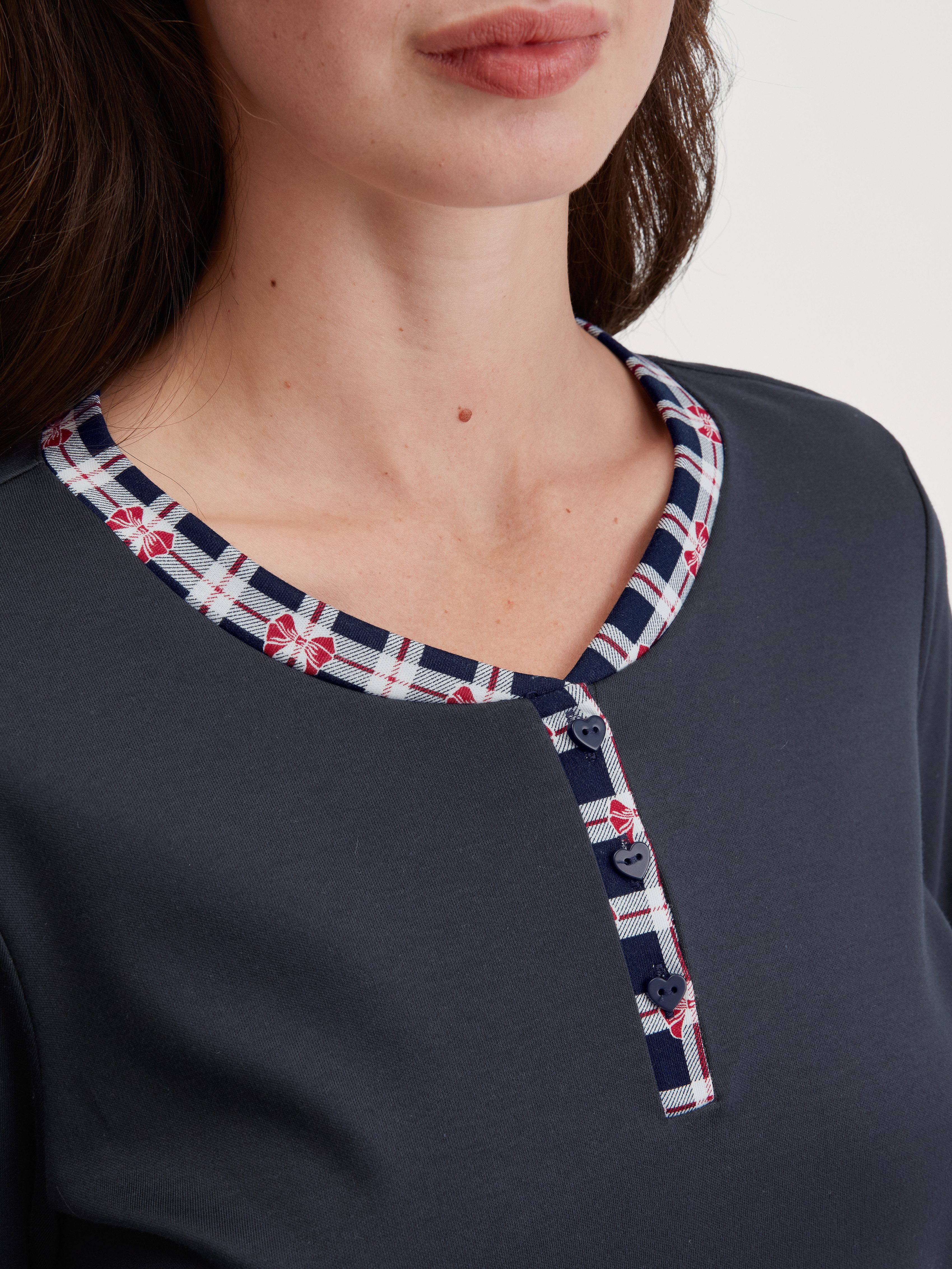 CALIDA Schlafanzug Family & Friends (2 tlg) Knopfleiste, Pure Cotton, Langarm, Serafino-Ausschnitt, weich – Bild 5 von 5