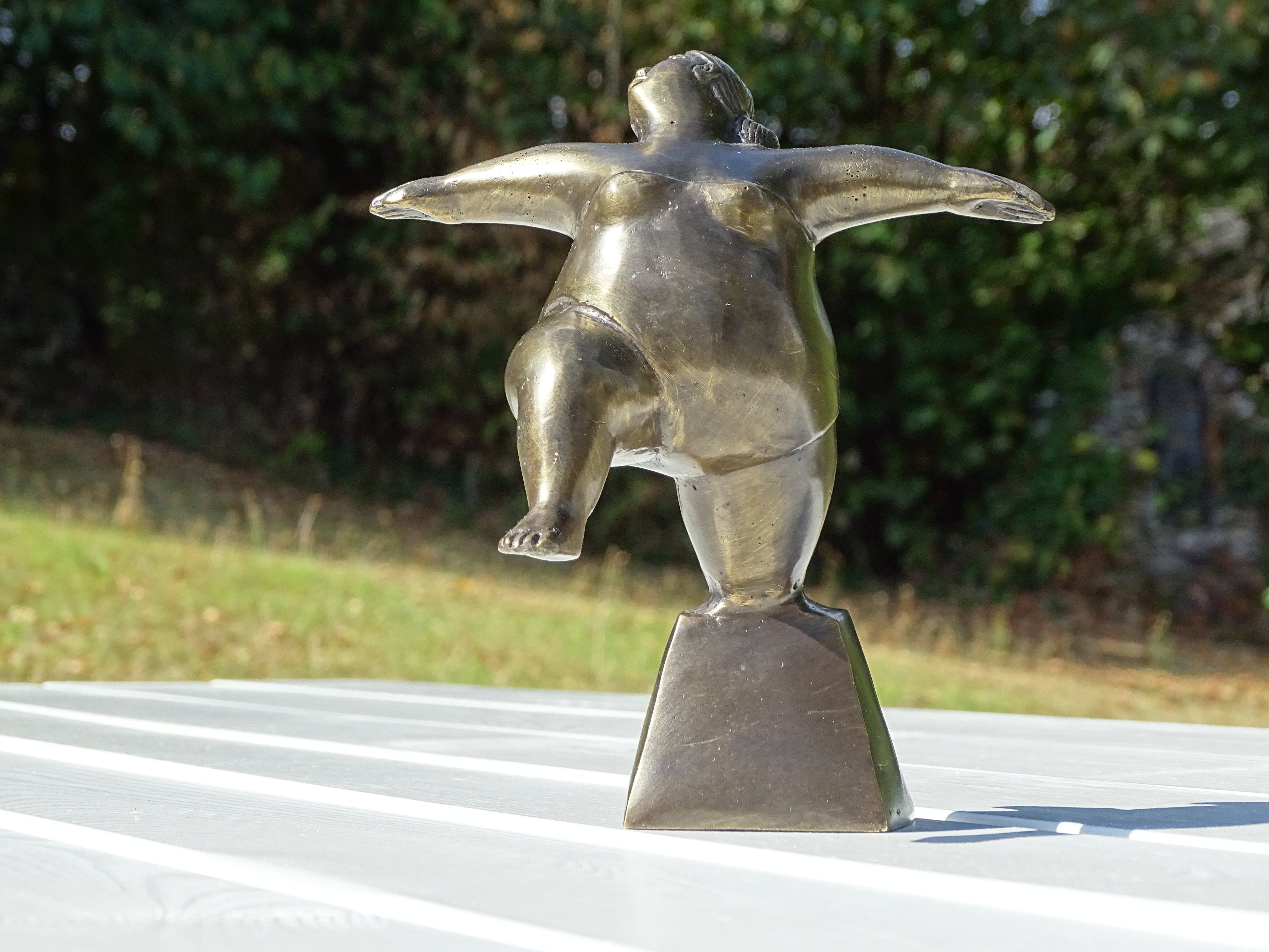 Bronze-Skulptur Badenixe IDYL Kniend Bein auf einem Dekofigur IDYL