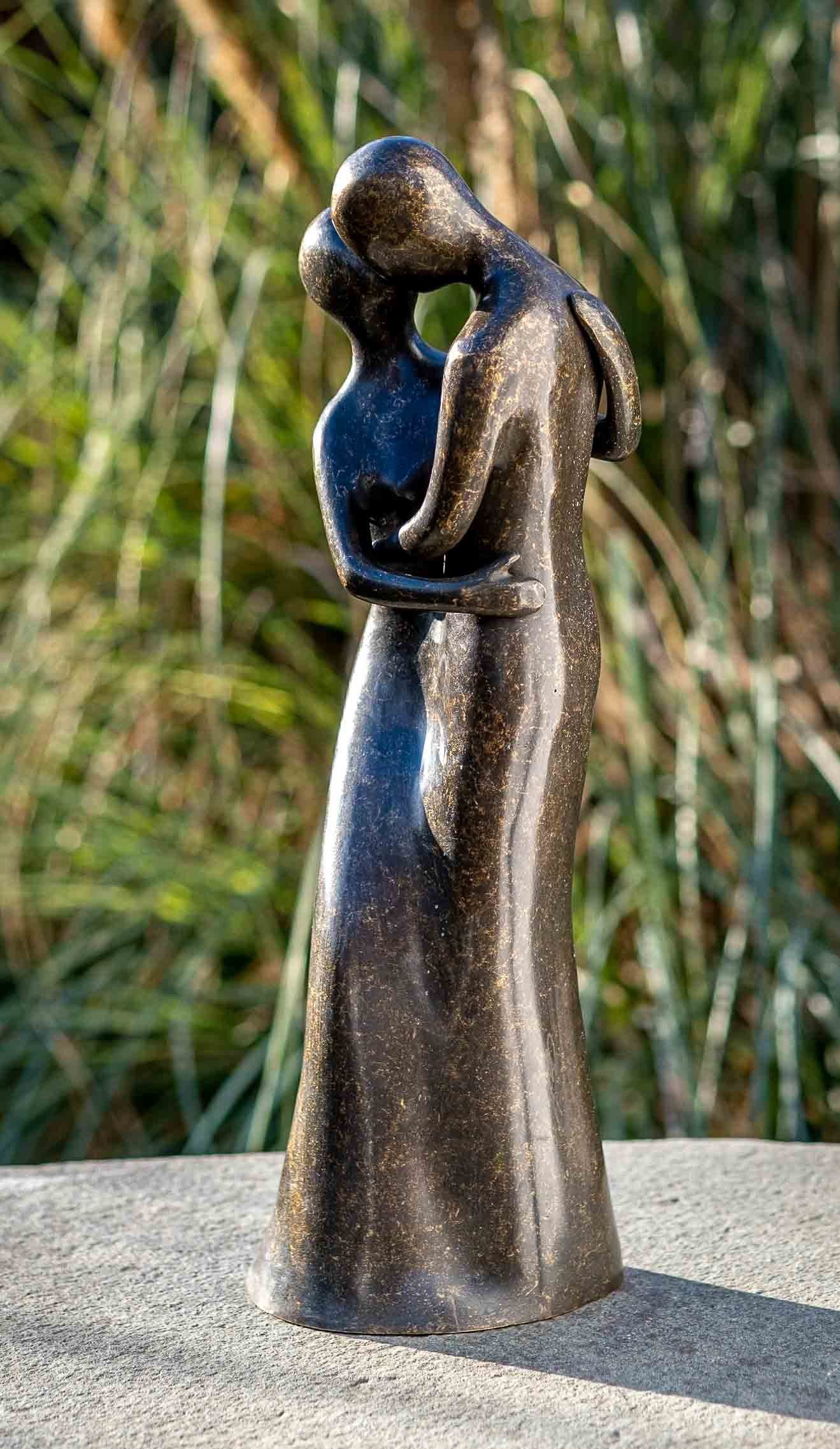 Gartenfigur IDYL Paar, Bronze-Skulptur – in – sehr Bronze Langlebig Regen witterungsbeständig Bronze – gegossen gegen IDYL und Liebendes Wachsausschmelzverfahren und in werden Frost, patiniert. robust UV-Strahlung. Die Modelle von Hand