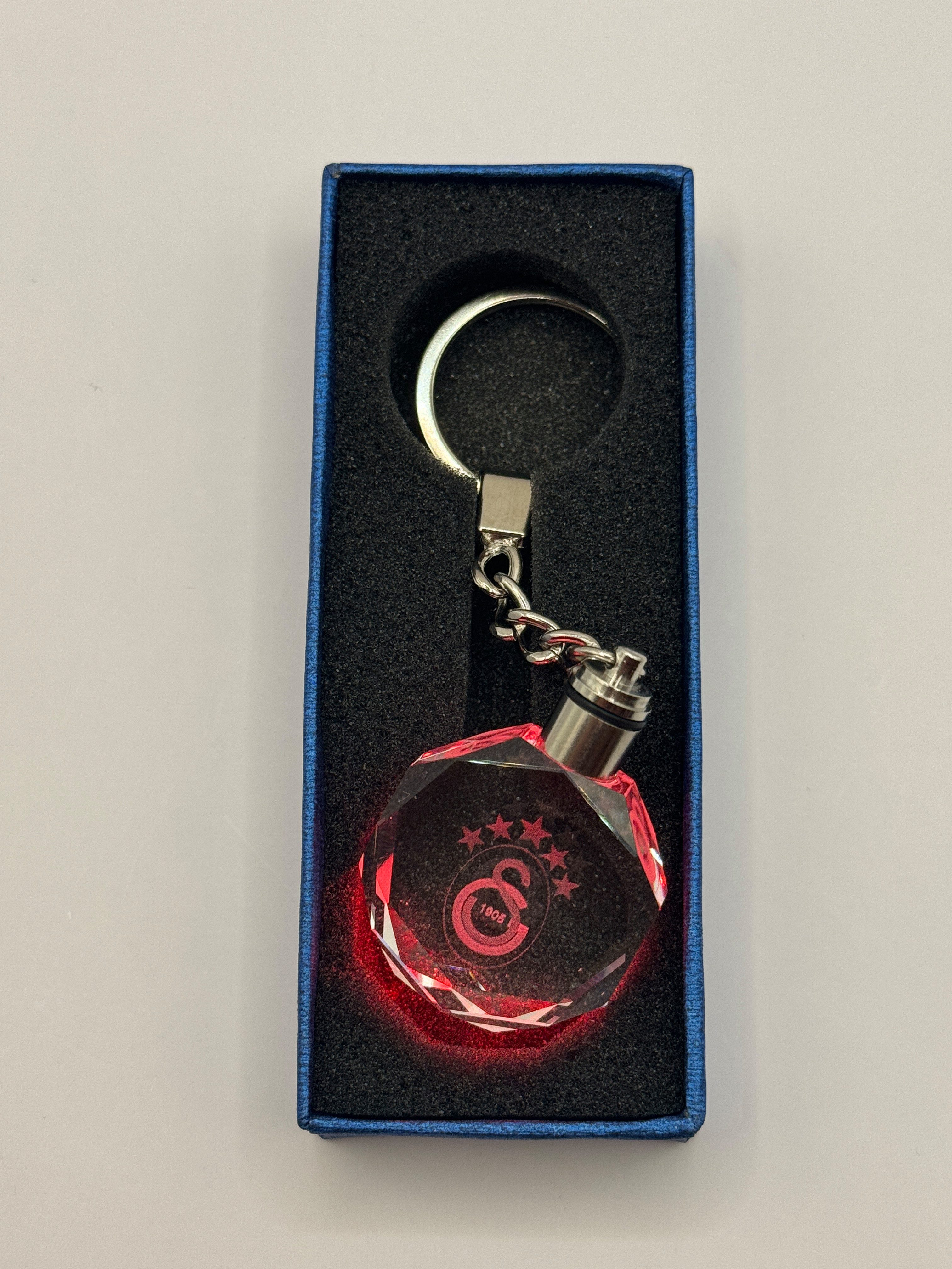 Stelby Schlüsselanhänger mit Gravur Galatasaray 5 Sterne Multicolor Schlüsselanhänger mit Geschenkbox (Perfekt für Geburtstage und Weihnachten, Robustes Glasmaterial, leuchtet in 5 Farben), Farbwechsel, langlebig, modernes Design