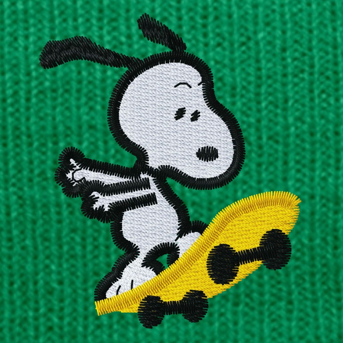 Spreadshirt Beanie Peanuts Snoopy Auf Skateboard Stickmotiv Bestickte Wintermütze (1-St)