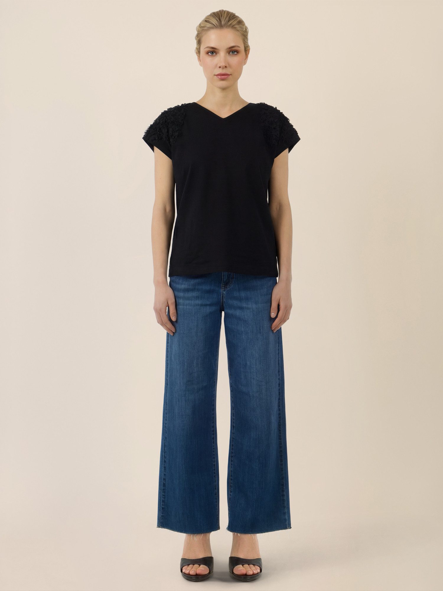 Apart Shirtbluse mit V-Ausschnitt und 3D-Blüten