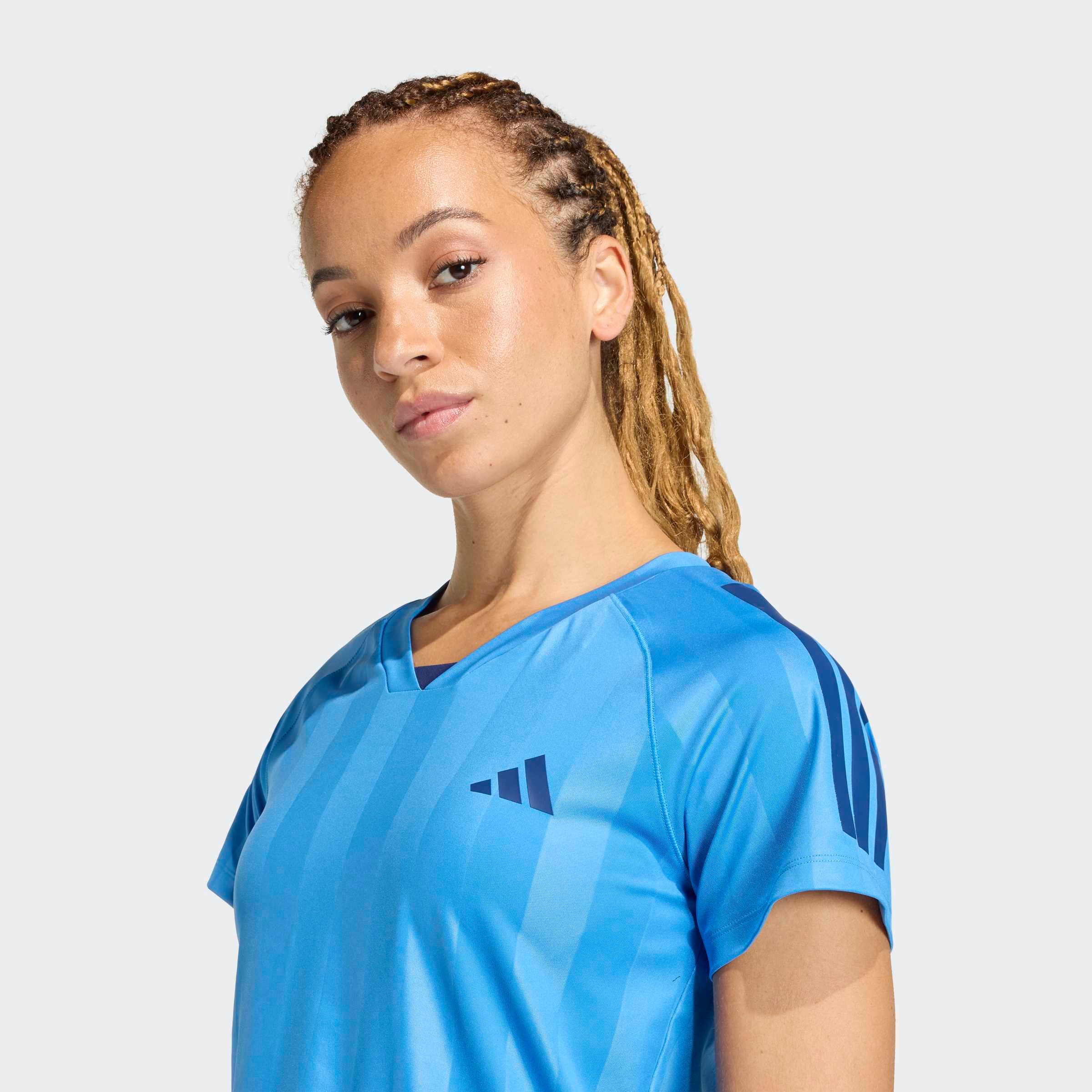 adidas Performance T-Shirt HYPERGLAM 3-STREIFEN EMBOSS mit V-Ausschnitt, aus Polyester – Bild 4 von 5