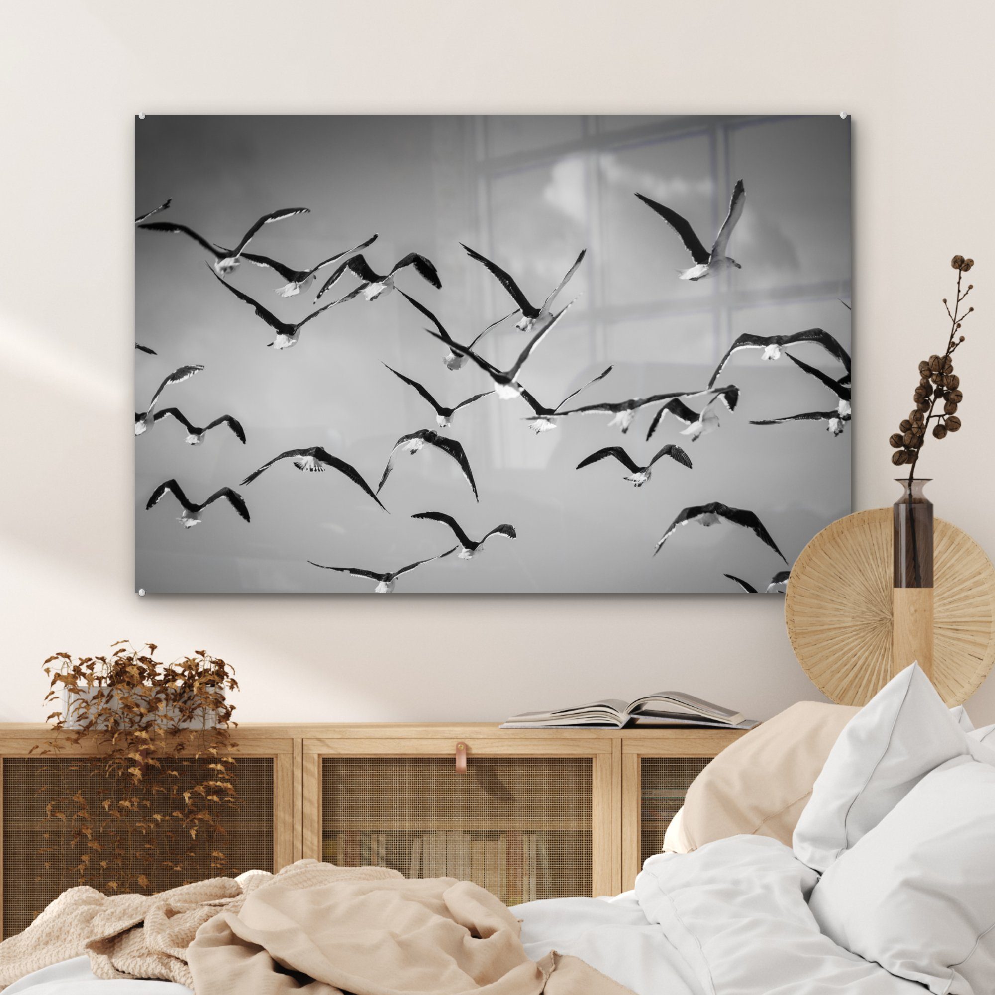 & einer Schwarz-Weiß-Fotografie Wohnzimmer fliegenden (1 von Acrylglasbild Schlafzimmer Gruppe Seemöwen, MuchoWow Acrylglasbilder St),