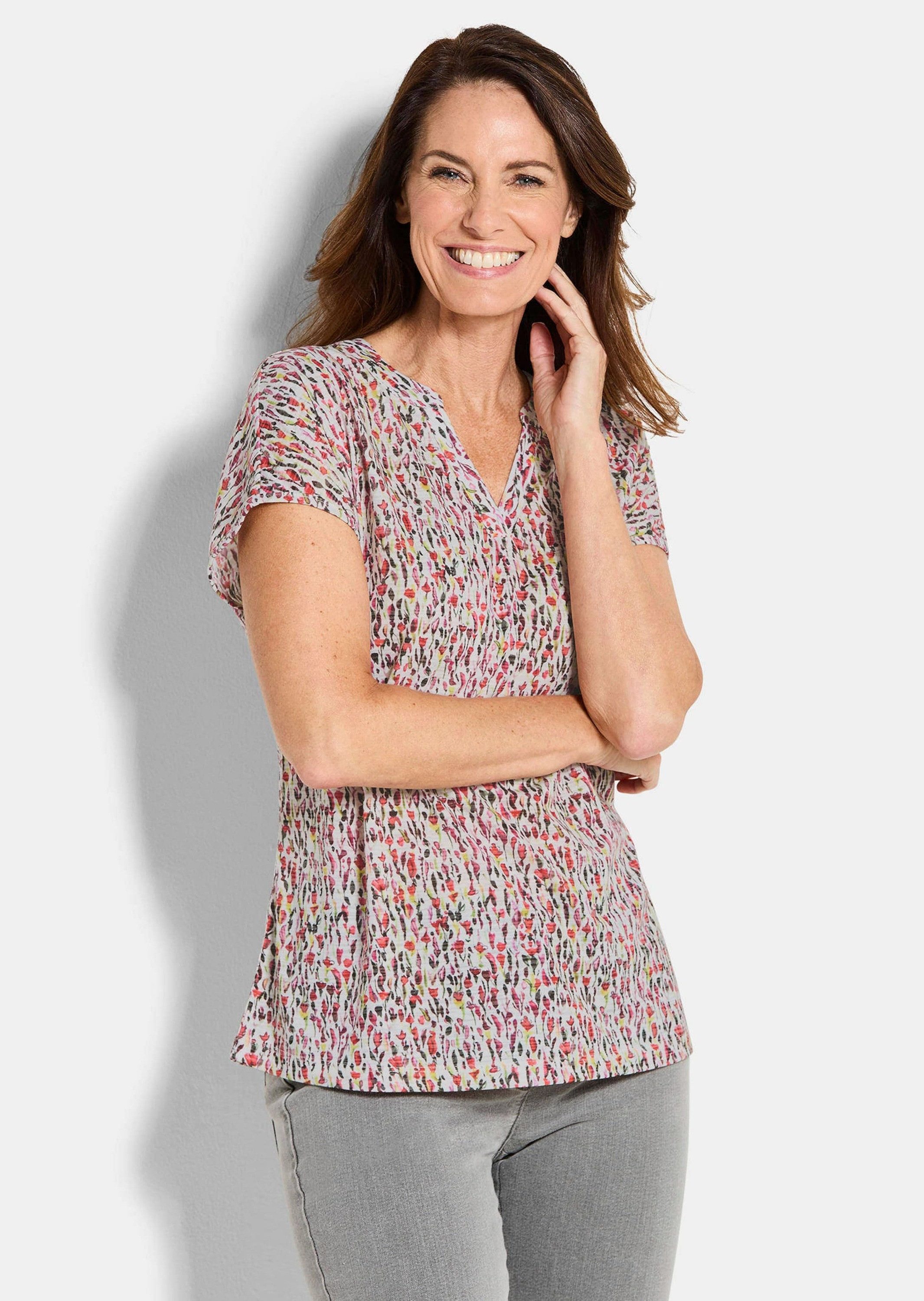 GOLDNER Print-Shirt Cityshirt mit floralem Design Druckshirt mit Rundhals mit V und ohne Arm