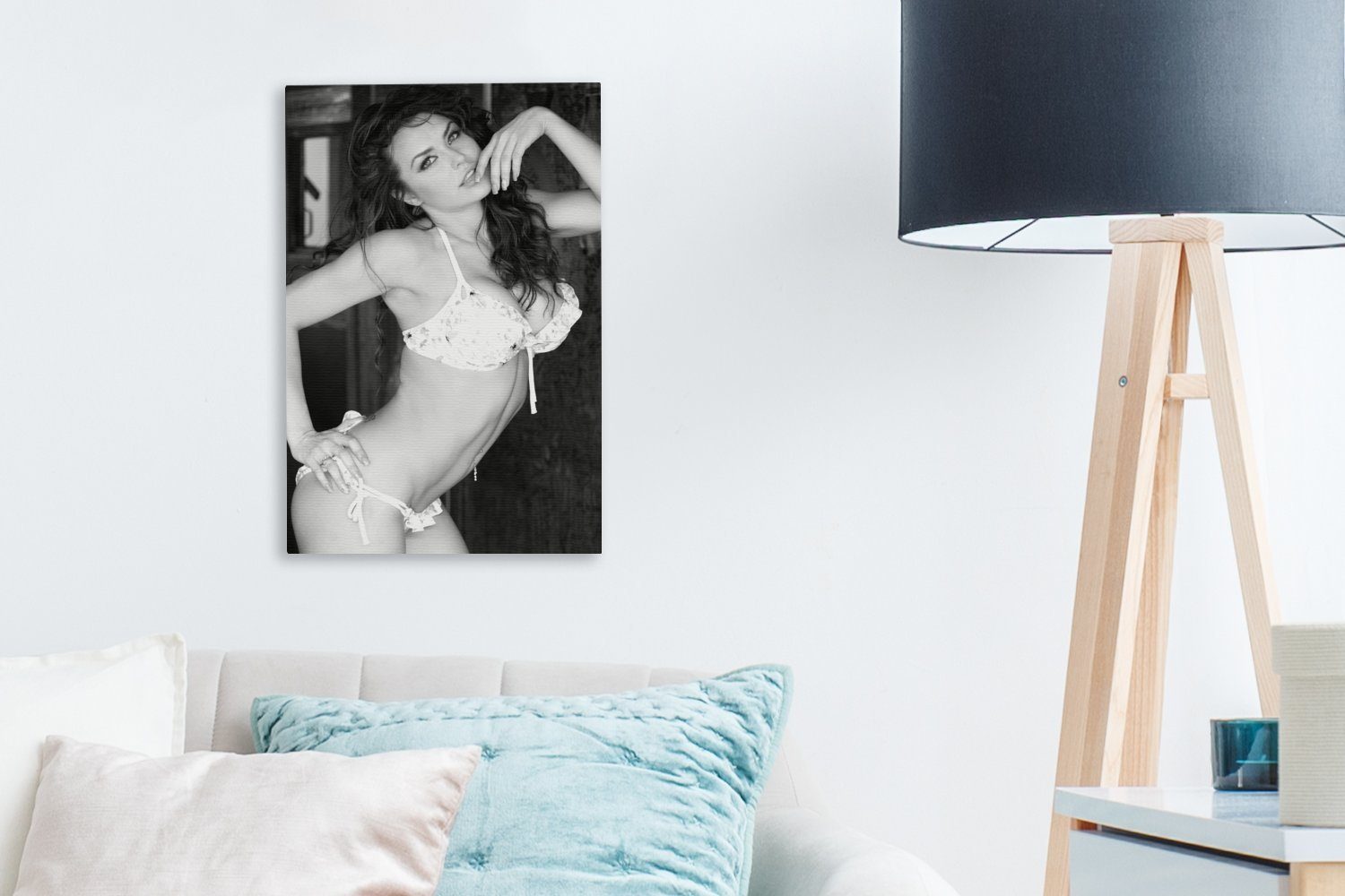 OneMillionCanvasses® Leinwandbild inkl. schwarz Leinwandbild mit (1 - und Gemälde, bespannt St), 20x30 Eine weiß, Zackenaufhänger, cm fertig Frau Bikini