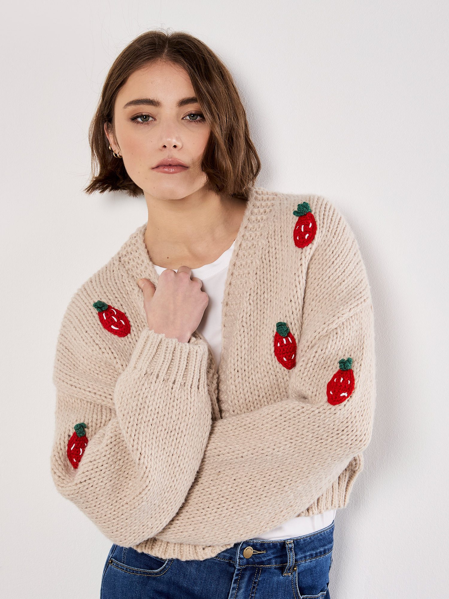Apricot Cardigan Grobe Strickjacke mit Erdbeerstickerei