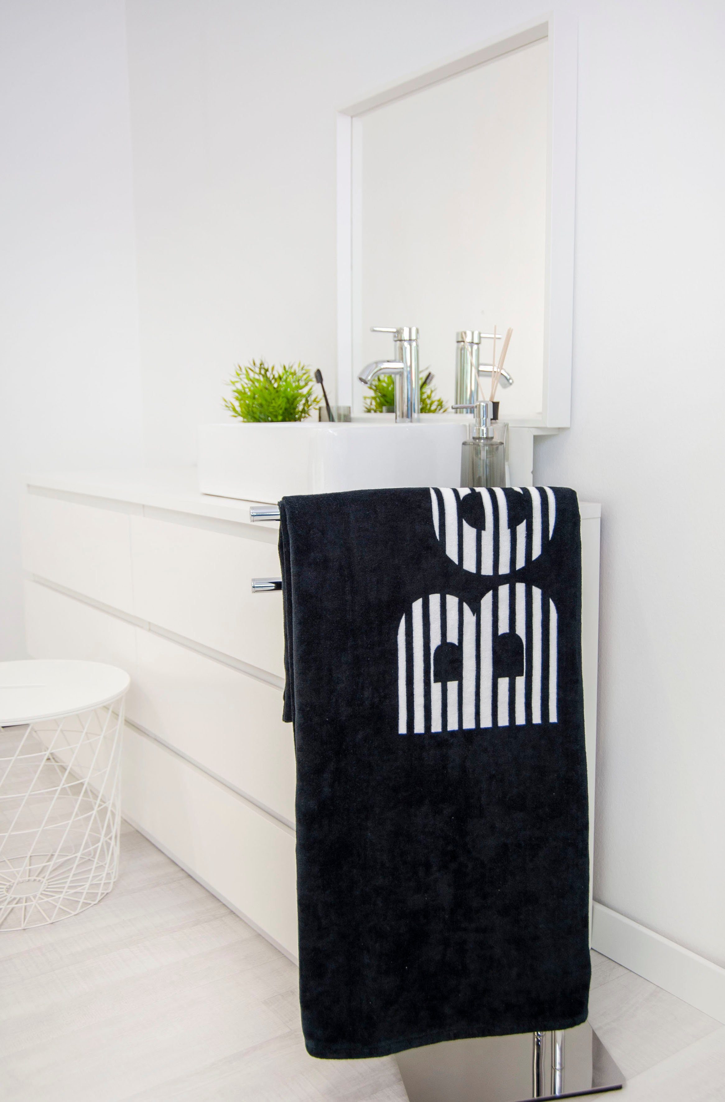 Bench. Strandtuch Bench, Velours (1-St), mit dekorativem "Bench" Schriftzug