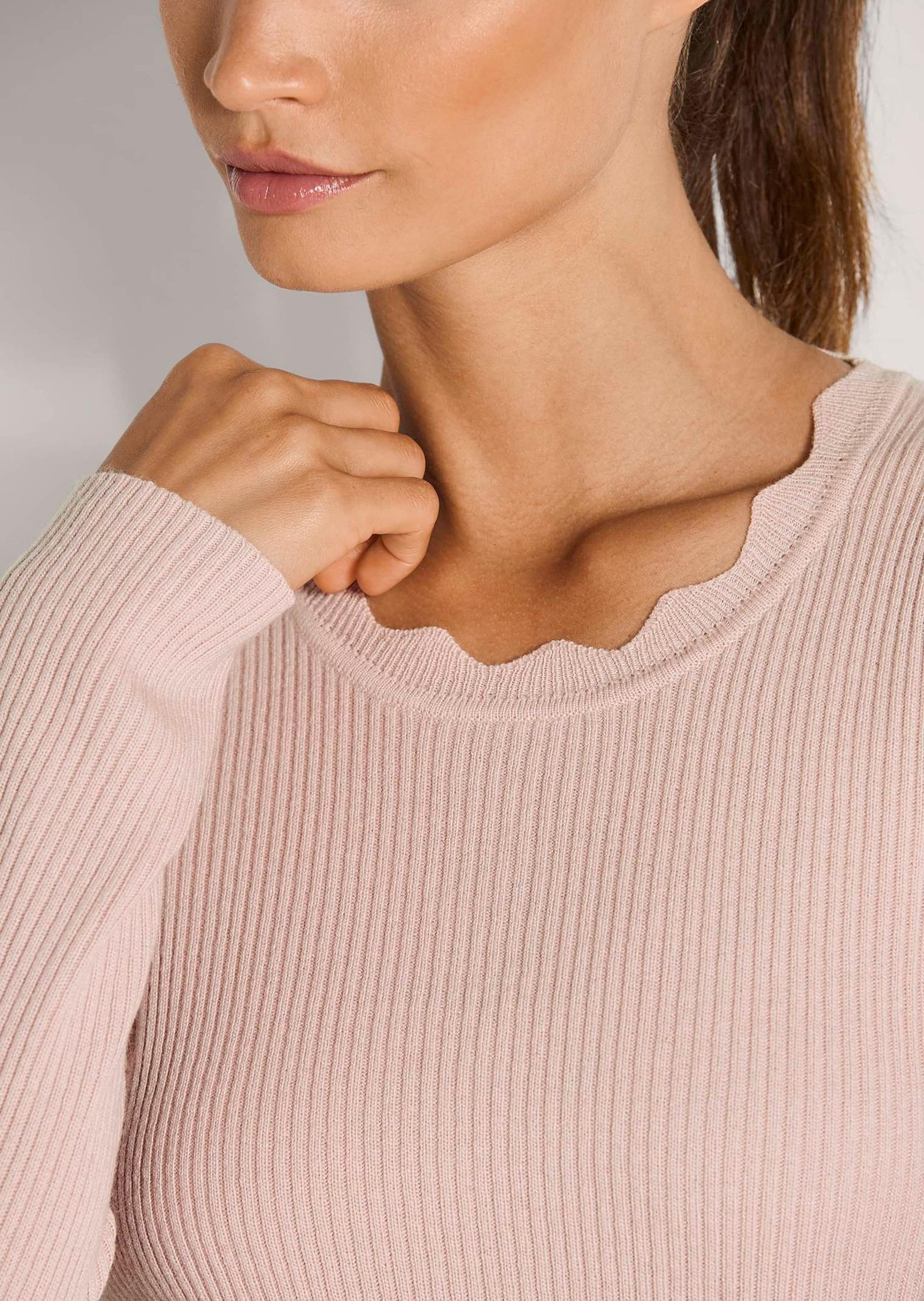 MADELEINE Strickpullover Leichter Viskosepullover mit gewelltem Saum Tailliertes Langarmshirt mit Rundhals und langen Ärmeln