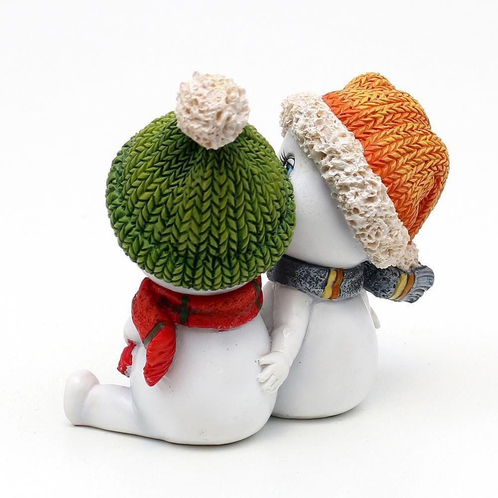 Dekohelden24 Dekofigur Schneekinderpaar mit Mütze und Schal in rot, grau, orange, grün, L/B/H 10,7 x 7,3 x 10,8 cm