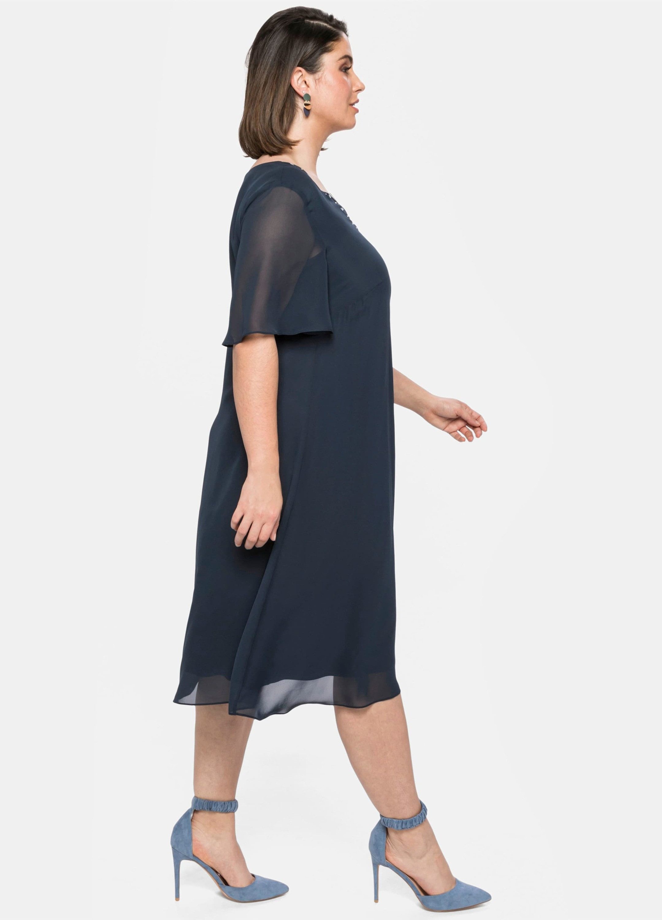 Sheego Etuikleid Chiffonkleid Kurzarm mit Schmucksteinen am Ausschnitt